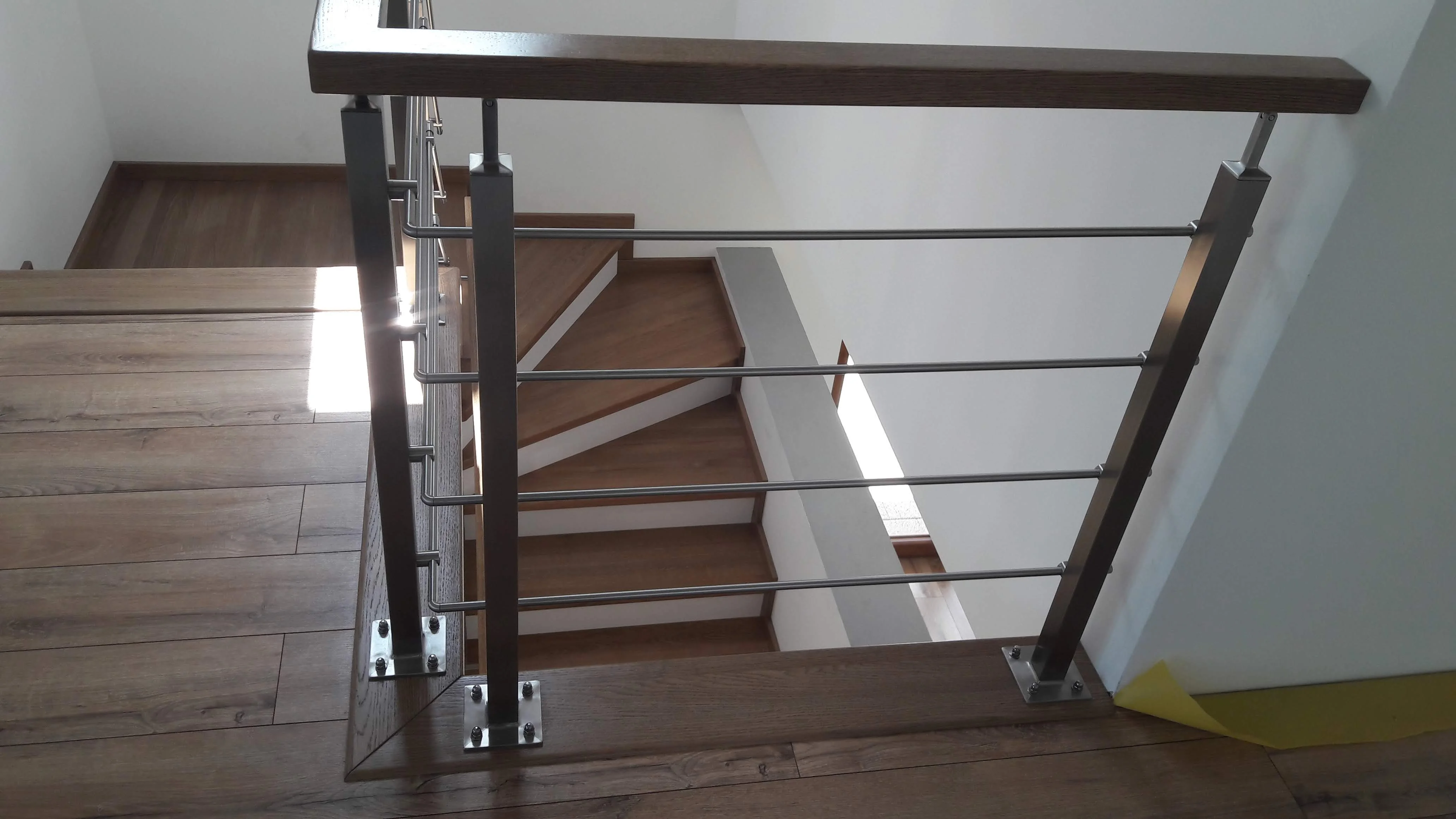 Kompletna realizacja schodów B-16 w nowoczesnym wnętrzu