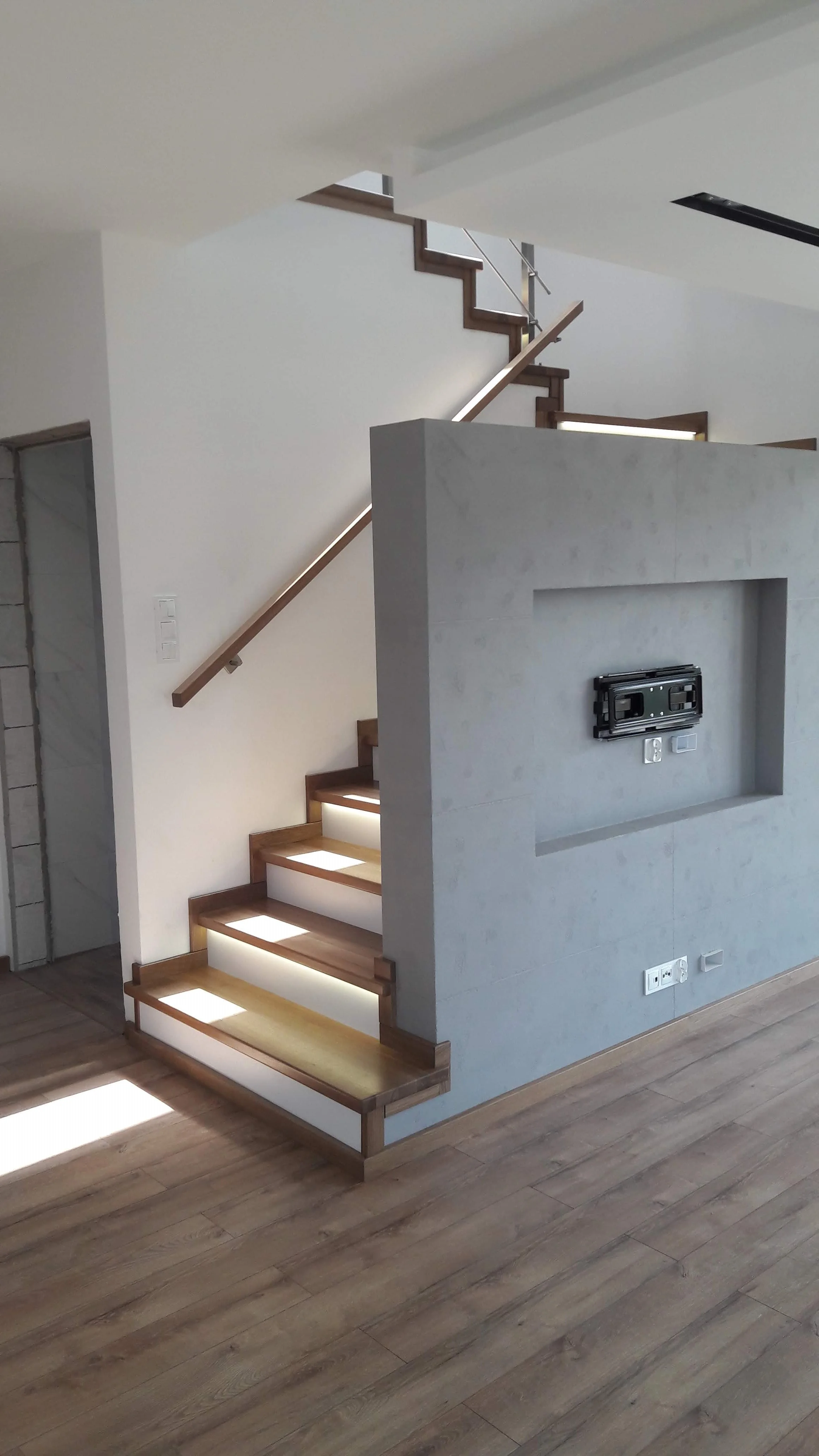 Schody dębowe zabiegowe U na beton w Ruszczu Gdańskim, widok z dołu