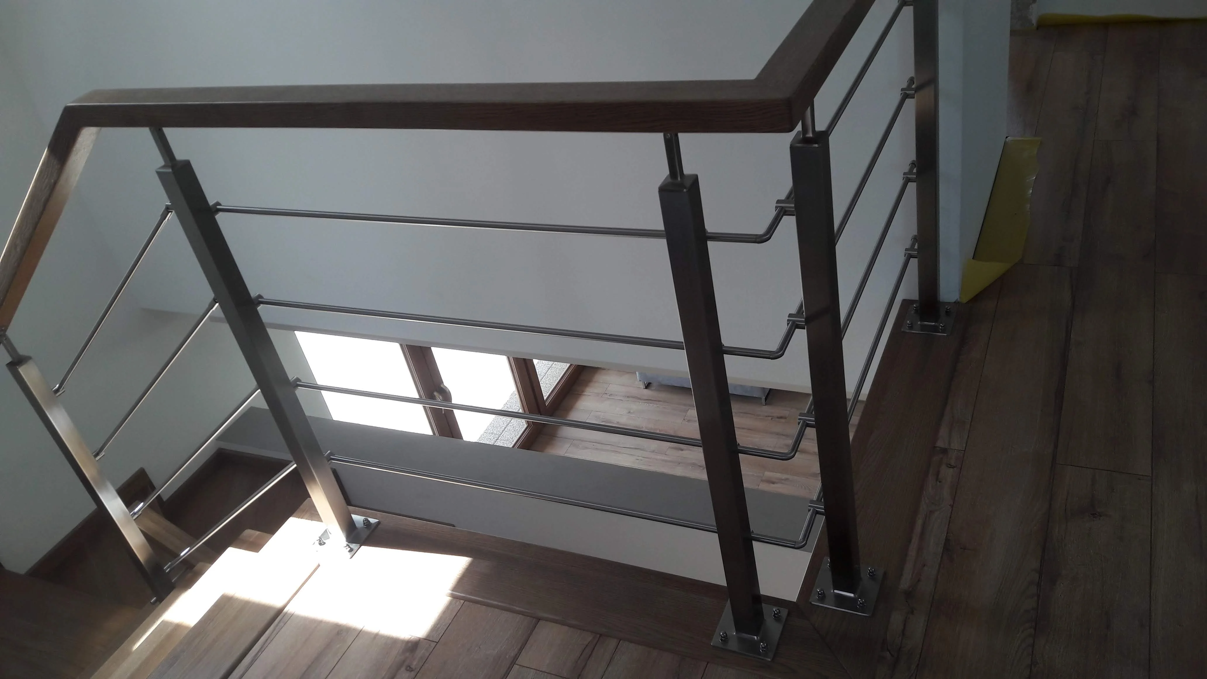 Wykończenie listew przyściennych przy stopniach dębowych