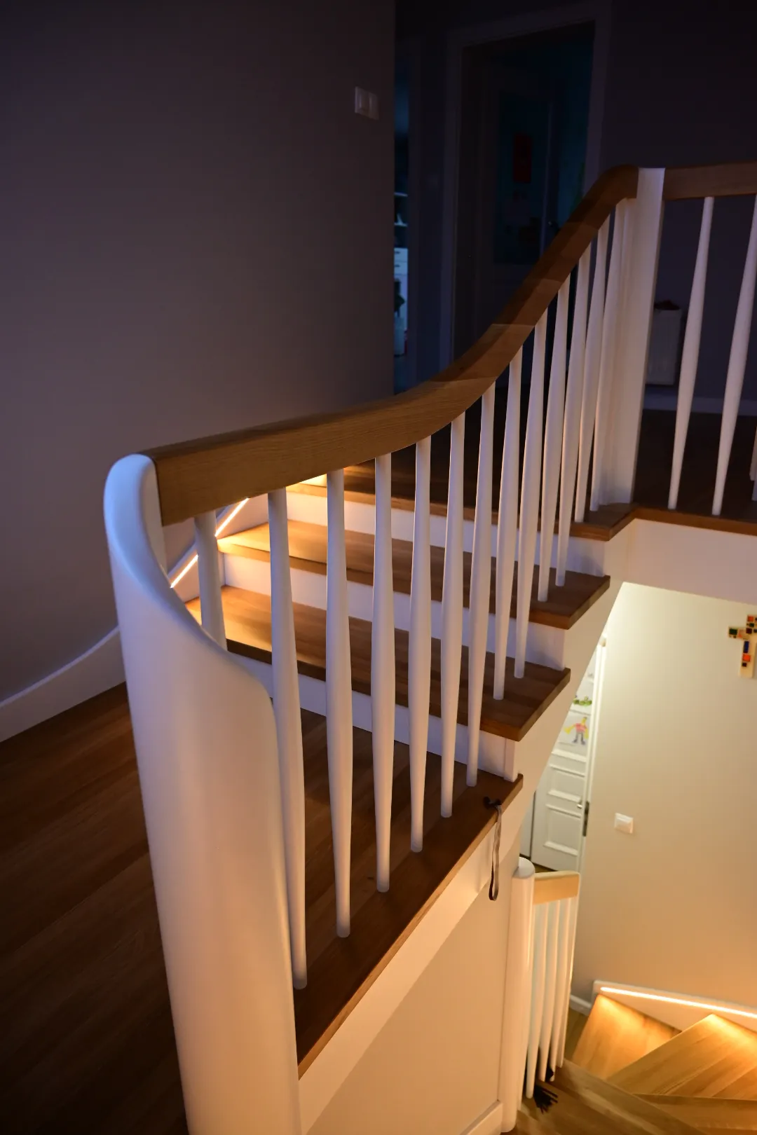 Zbliżenie na strukturę i lakier stopnia dębowego