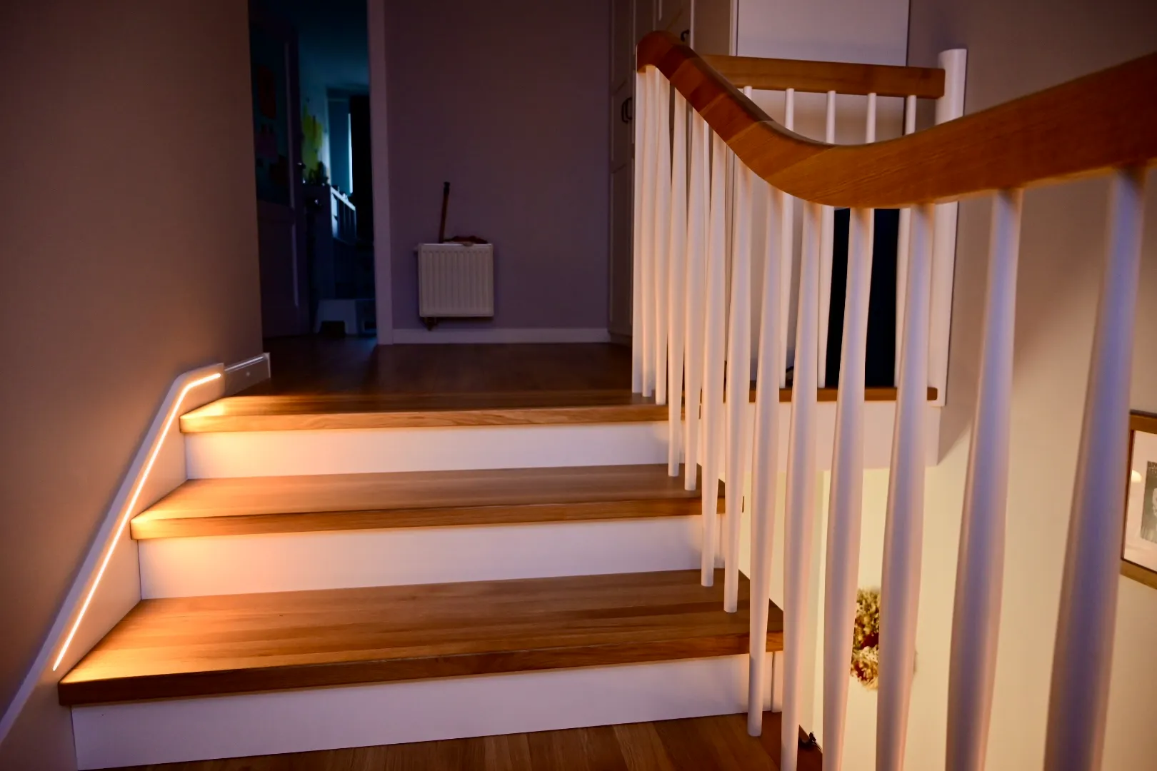 Połączenie schodów drewnianych z podłogą na piętrze