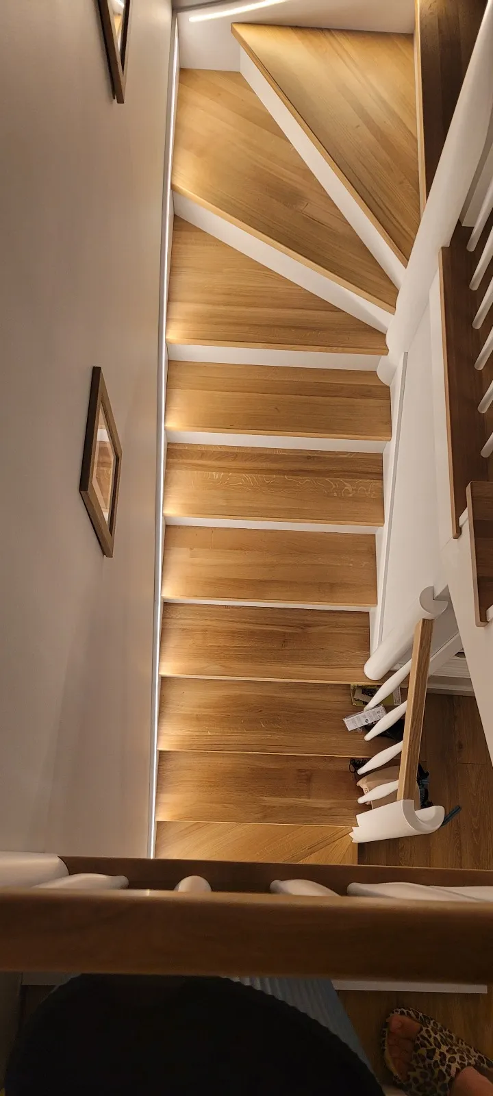 Widok klatki schodowej z piętra