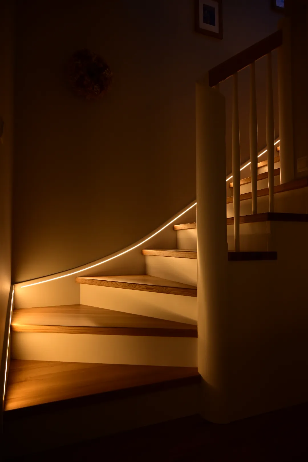 Detal wykończenia policzka schodowego przy ścianie