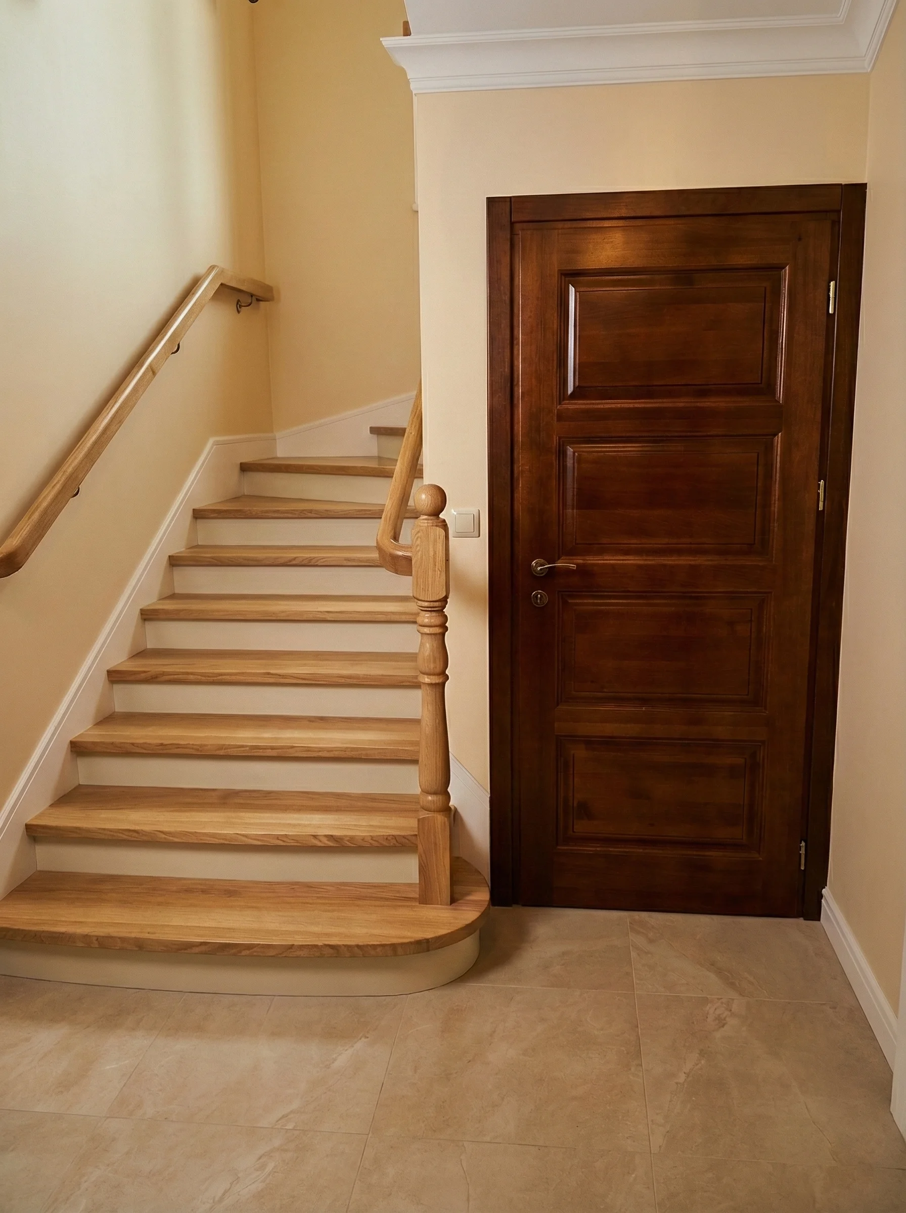 Schody dębowe z ceramiką Pruszcz Gdański, widok z dołu