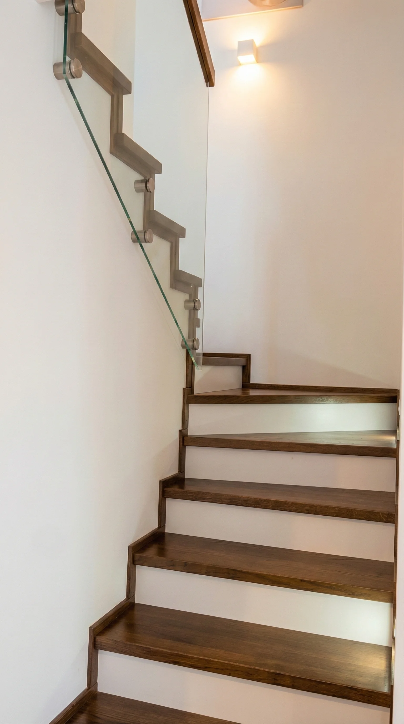 Schody dębowe zabiegowe U ze szkłem Żukczyn, widok z dołu