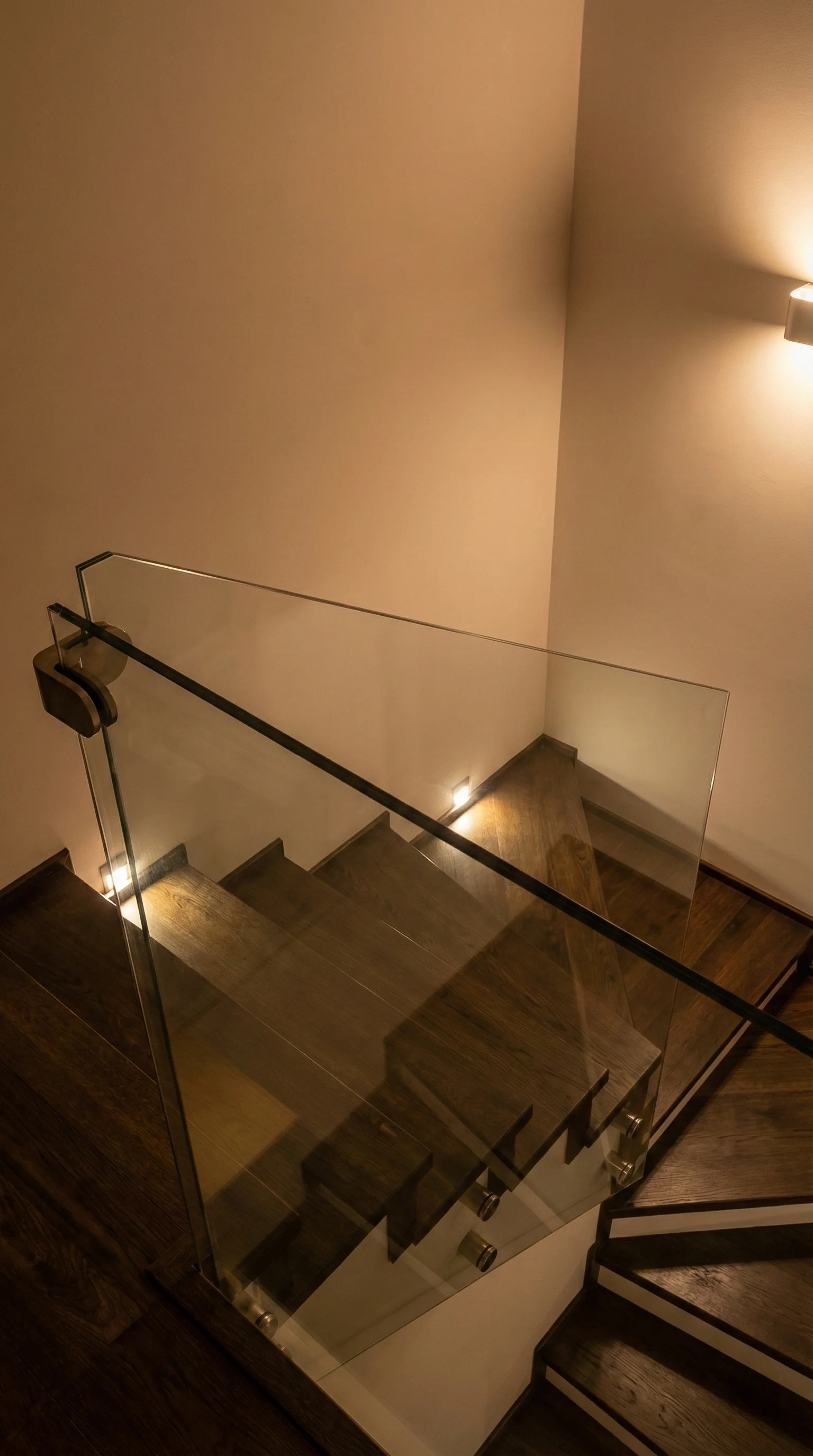 Kompletna realizacja schodów B-22 w nowoczesnym wnętrzu