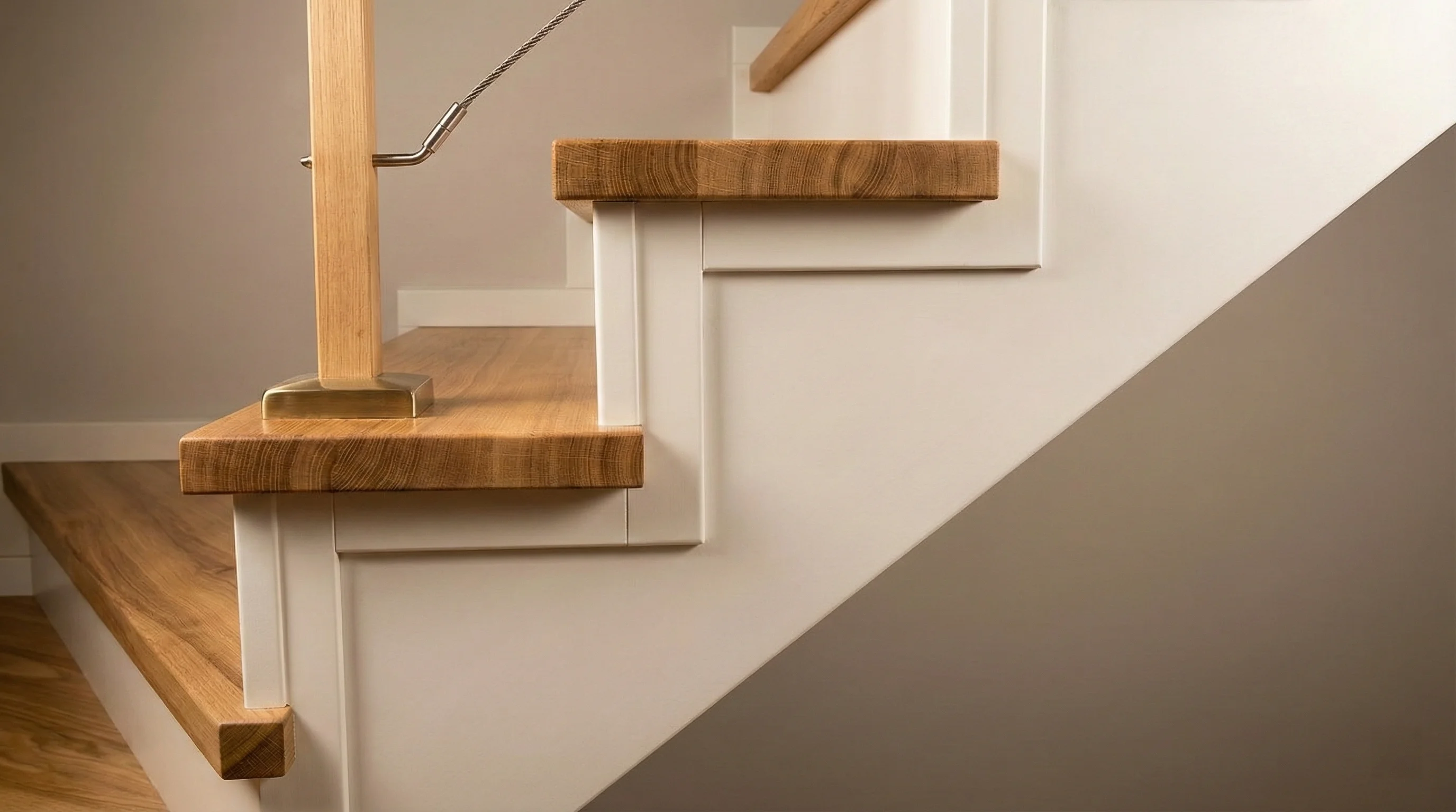 Widok boczny na bieg schodowy i balustradę