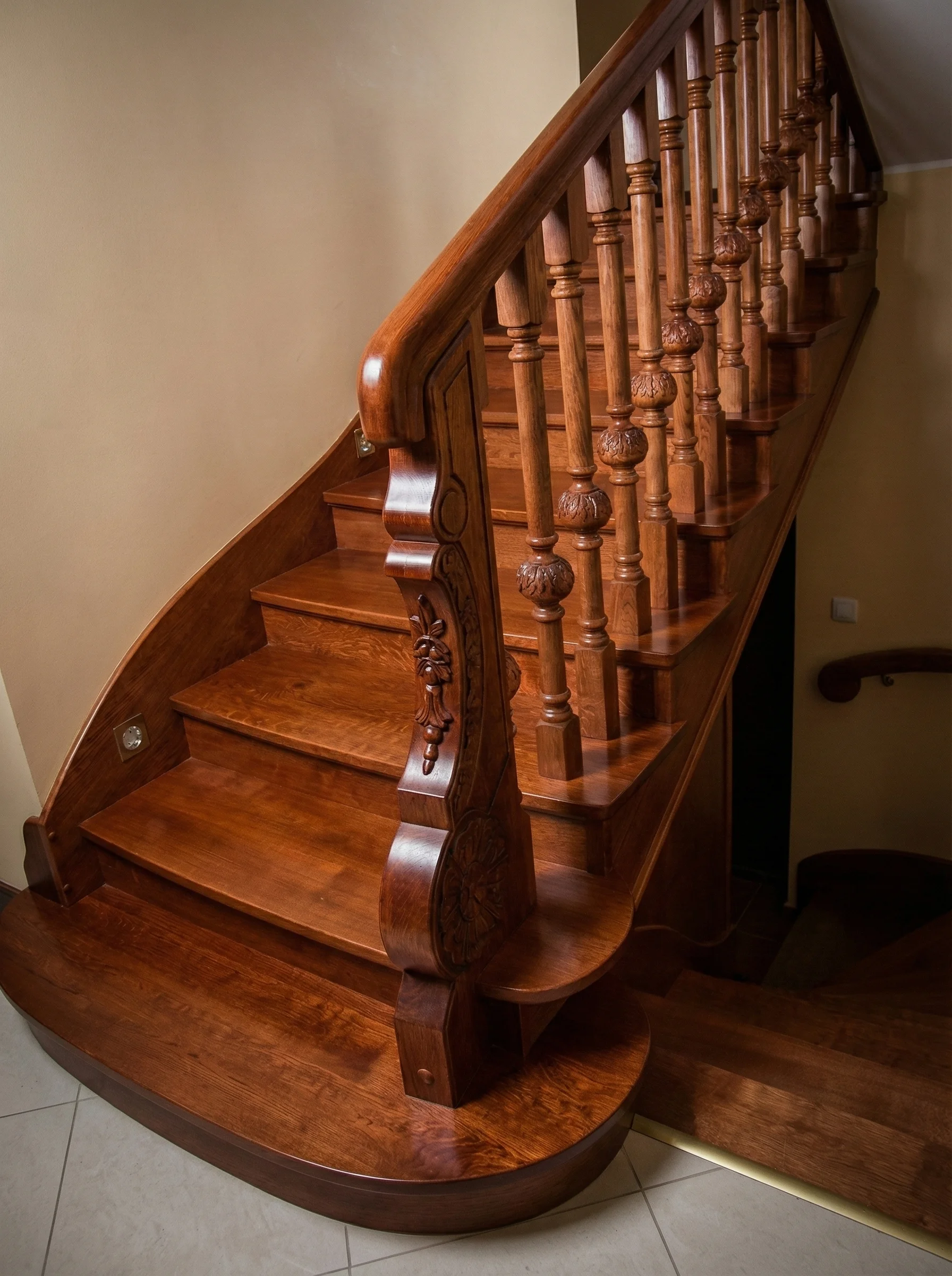 Schody dębowe mahoń ze spocznikiem Juszkowo, widok z dołu