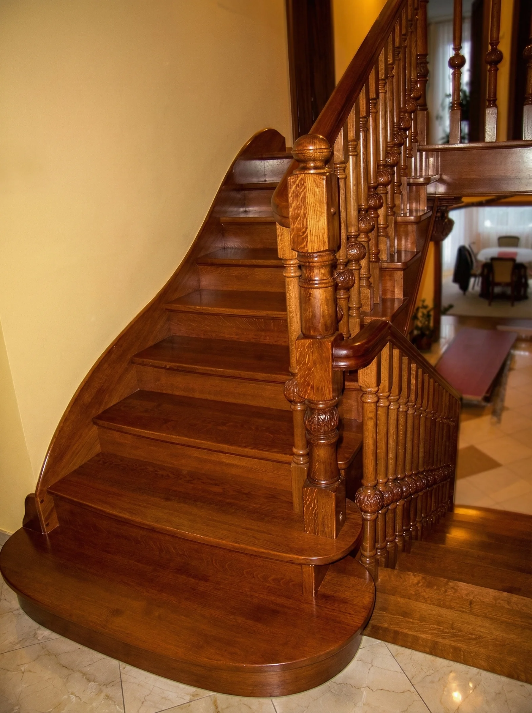 Stopnie dębowe w kolorze mahoń, widok z góry