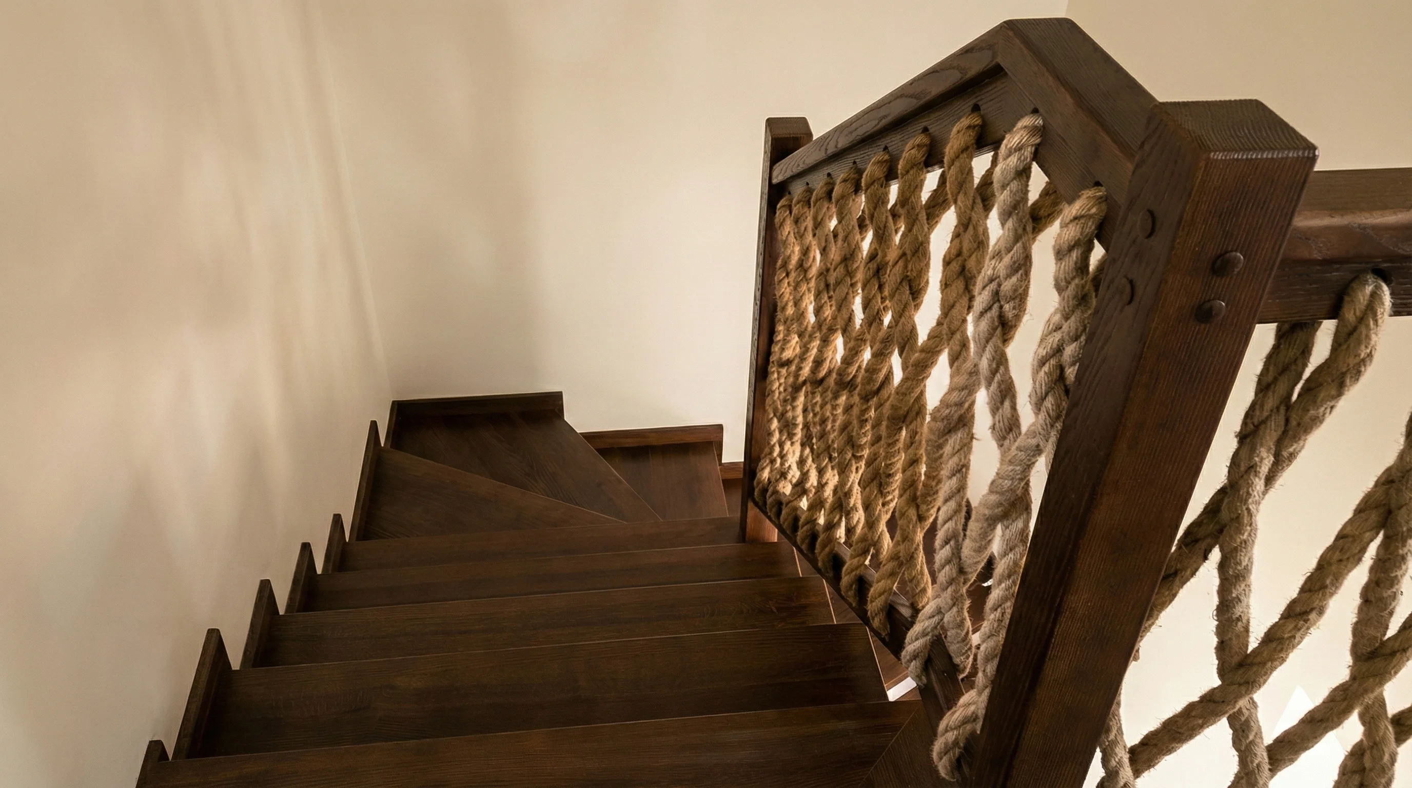 Widok klatki schodowej z góry, oryginalna balustrada