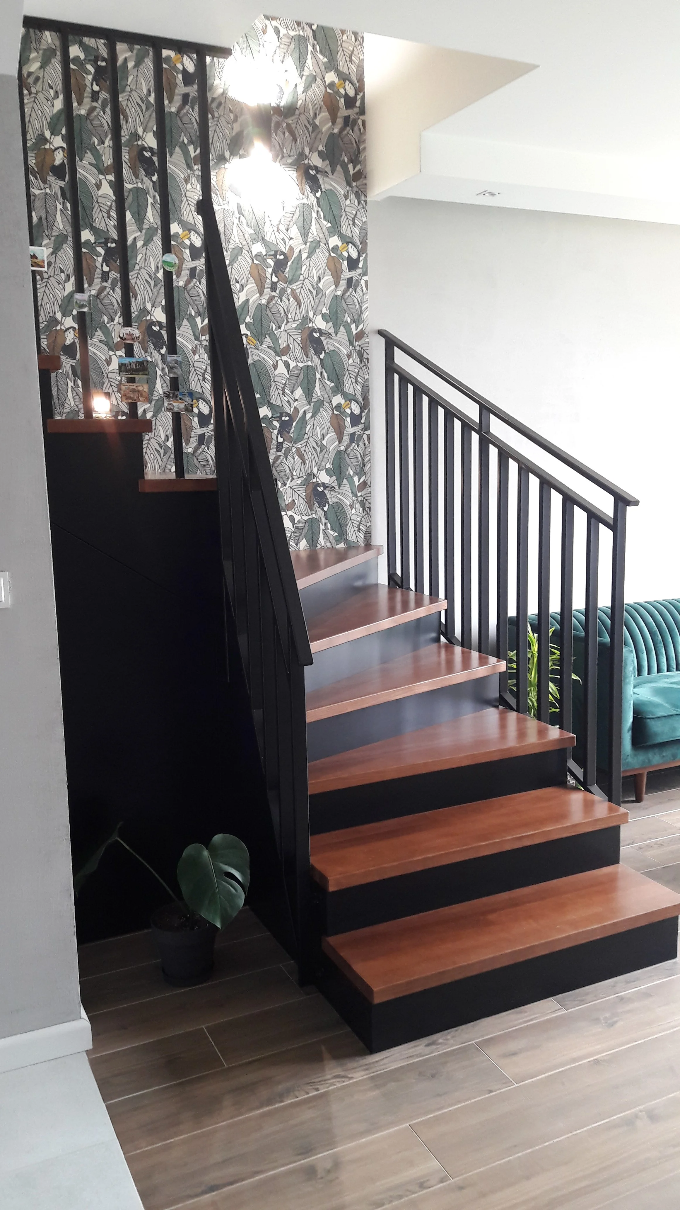 Zbliżenie na stalową balustradę malowaną na czarno