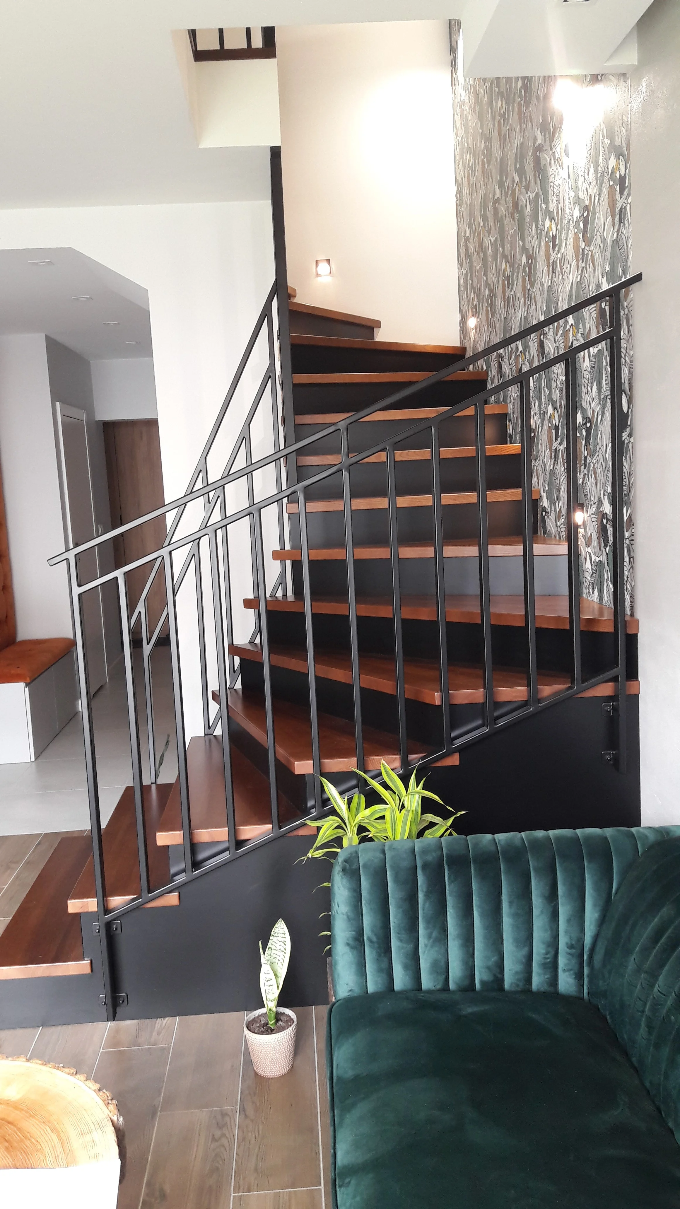 Widok boczny schodów, kontrast kolorystyczny