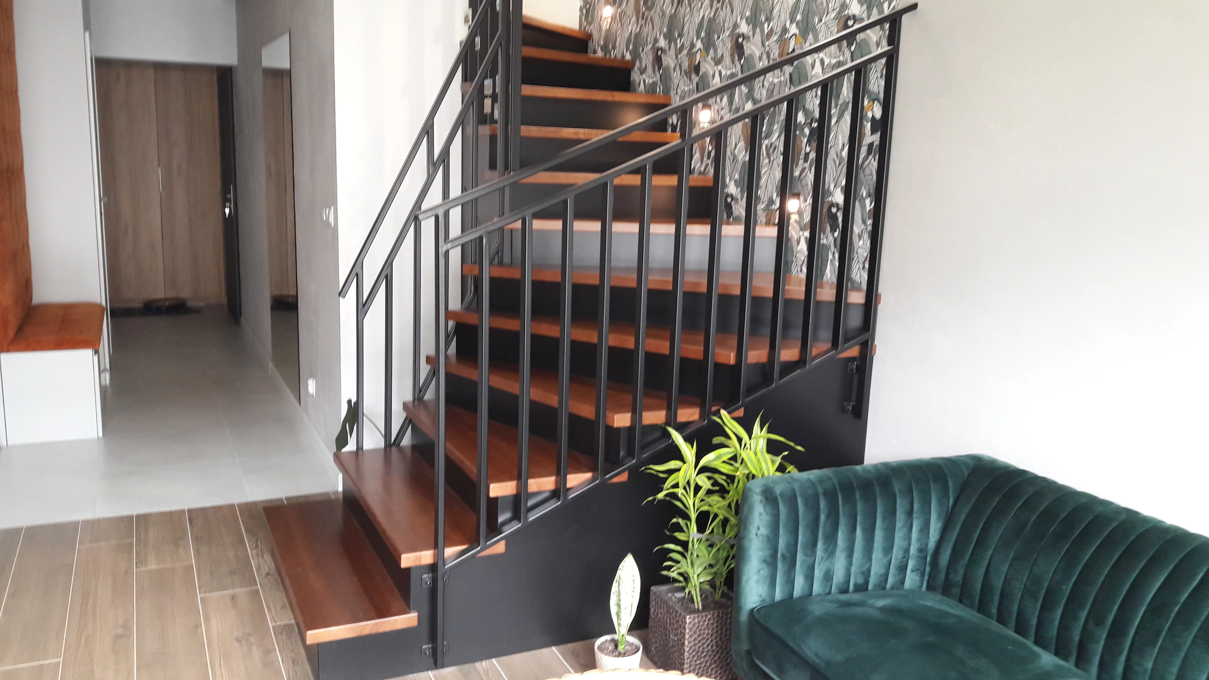 Stopnie jesionowe w kolorze wiśni, lakierowane