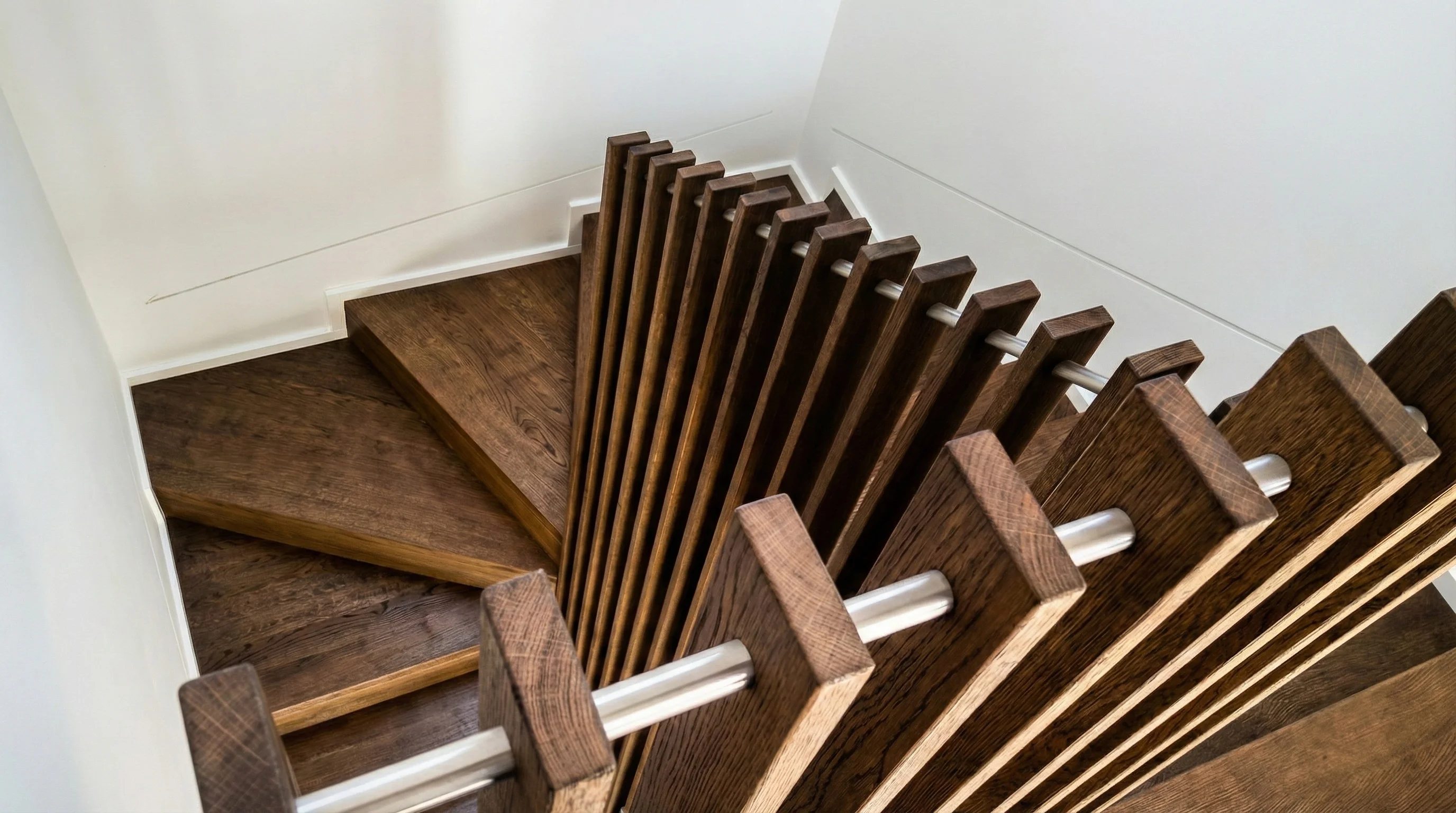 Cała klatka schodowa w drewnie dębowym