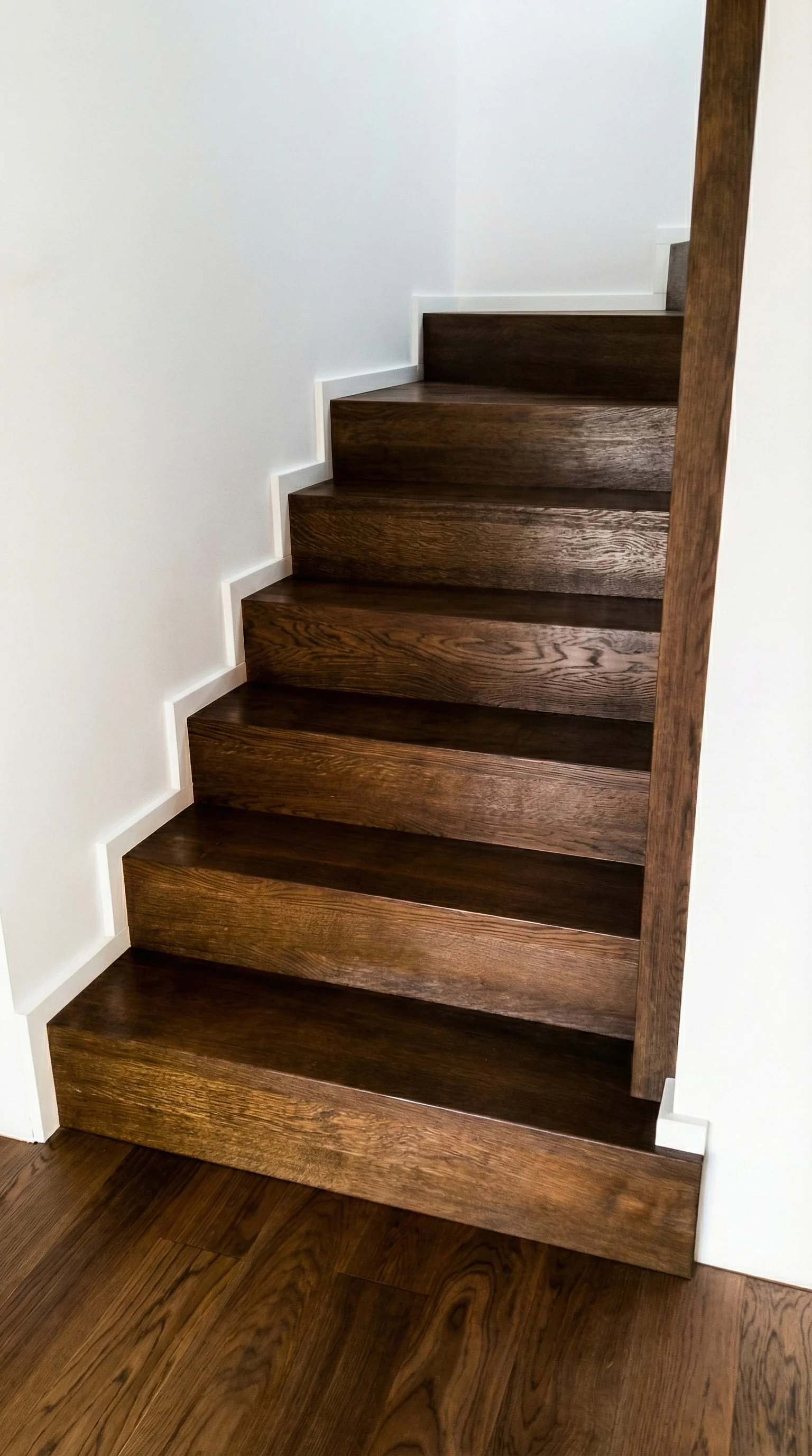 Detal schodów dębowych wykończonych olejowoskiem