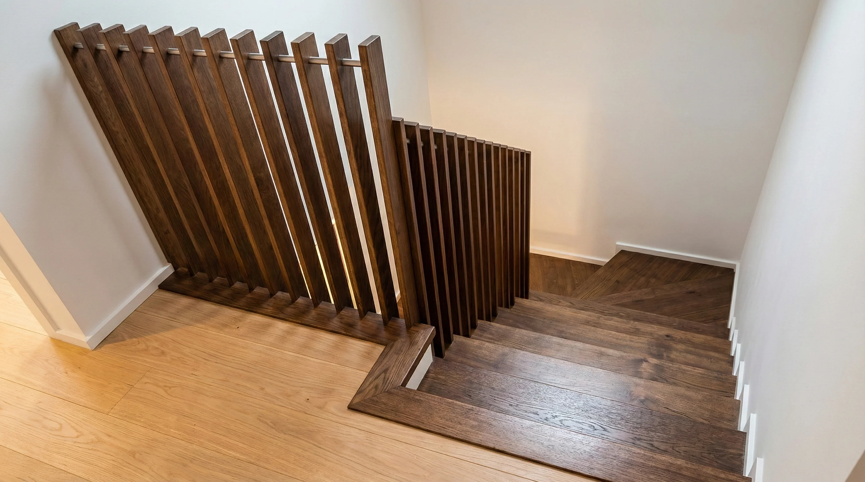 Połączenie stopni dębowych z podłogą