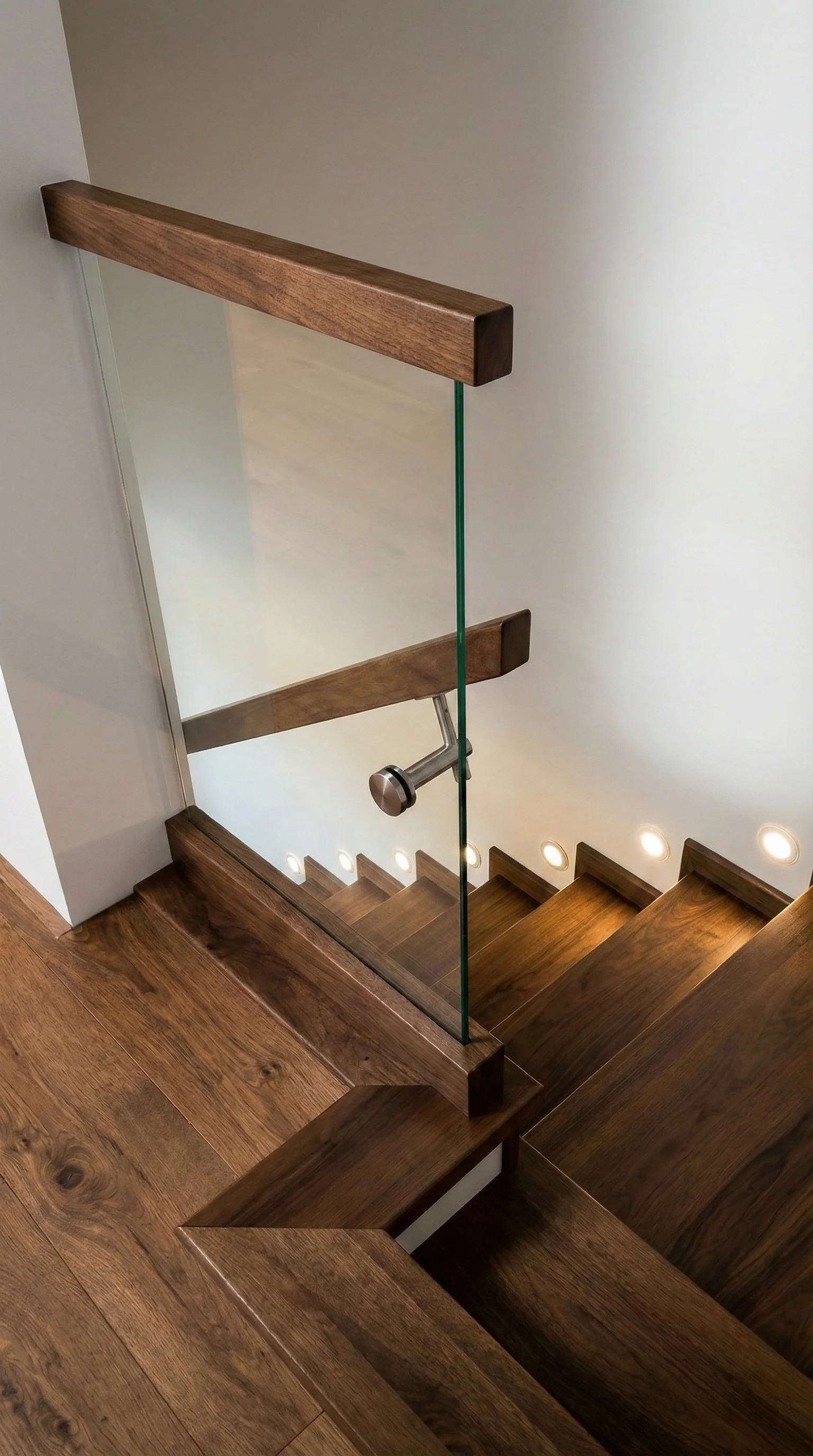 Balustrada szklana samonośna, widok z boku