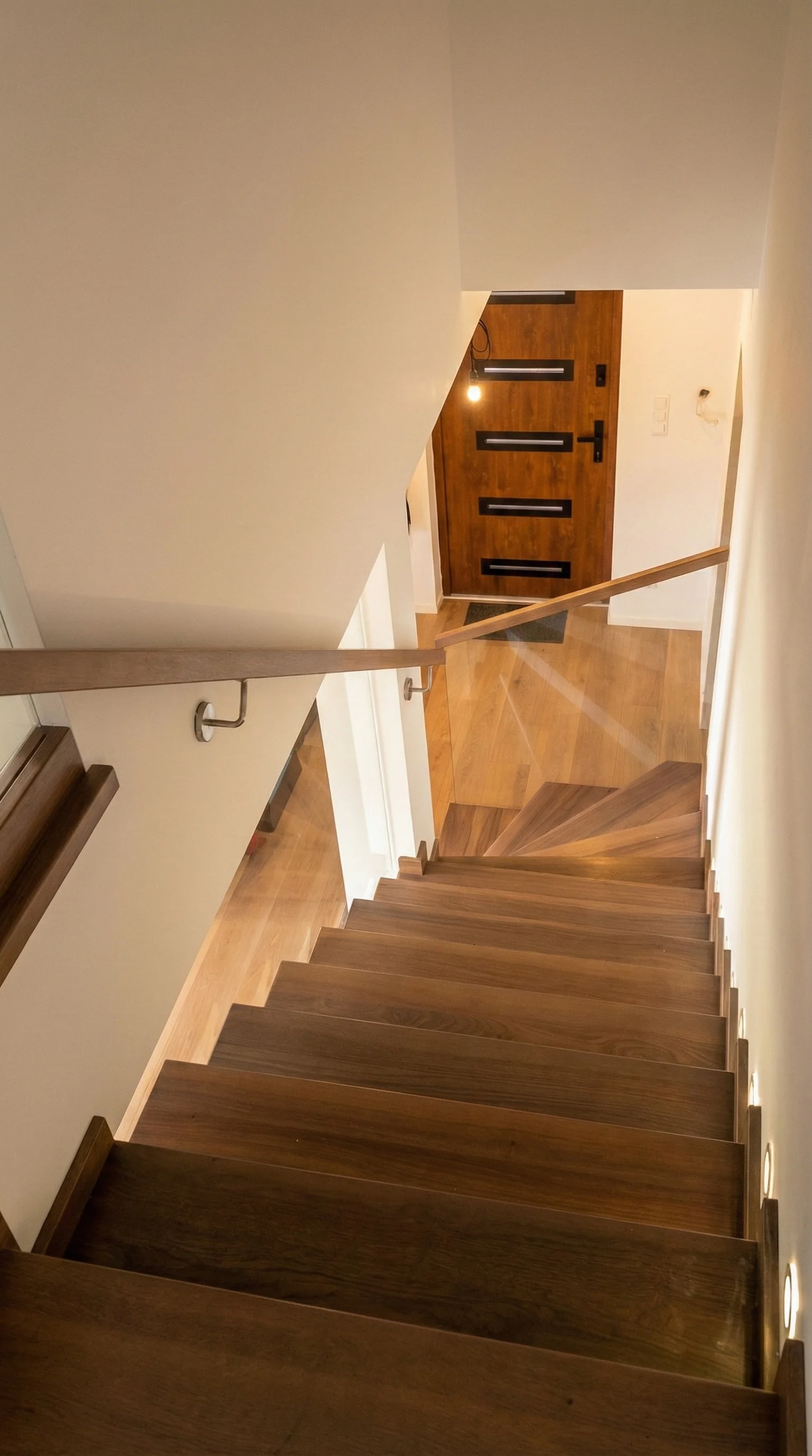 Detal wykończenia stopni przy ścianie listwami
