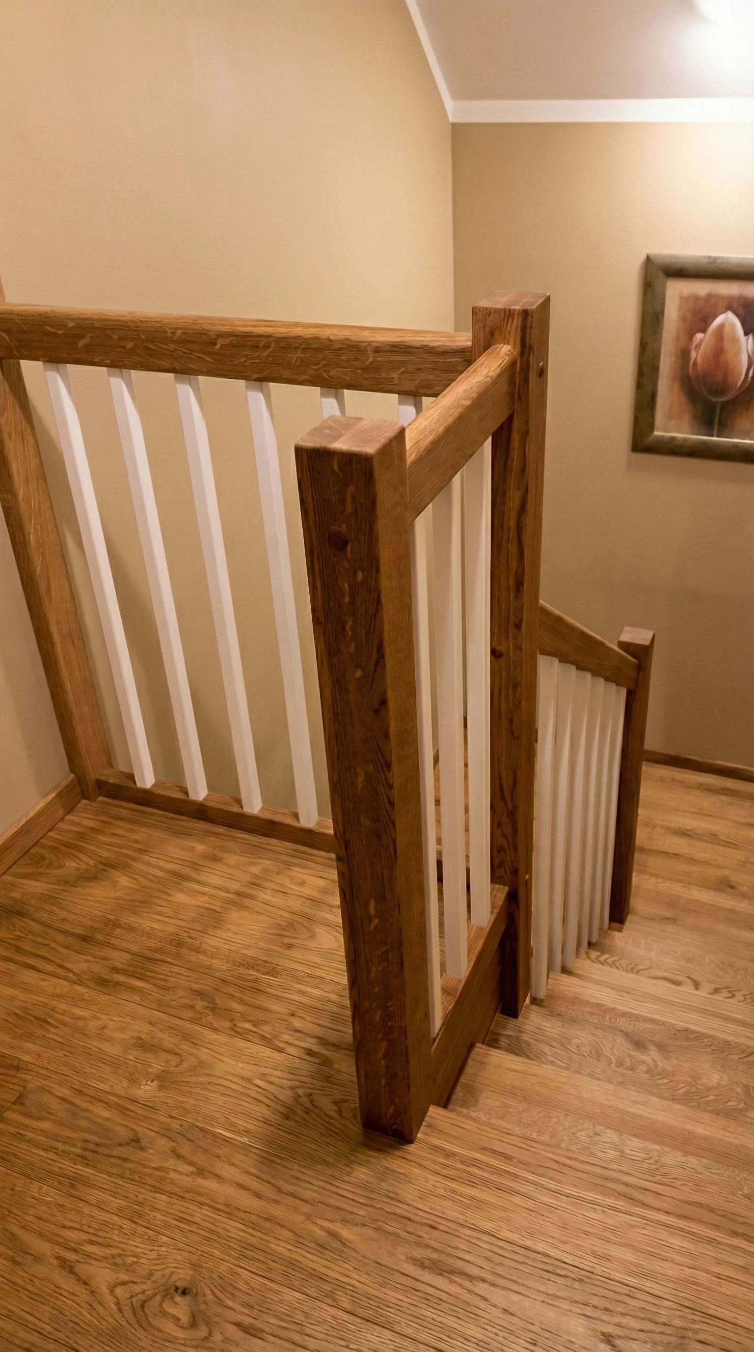 Kompletna realizacja schodów jesionowych w jasnym wnętrzu