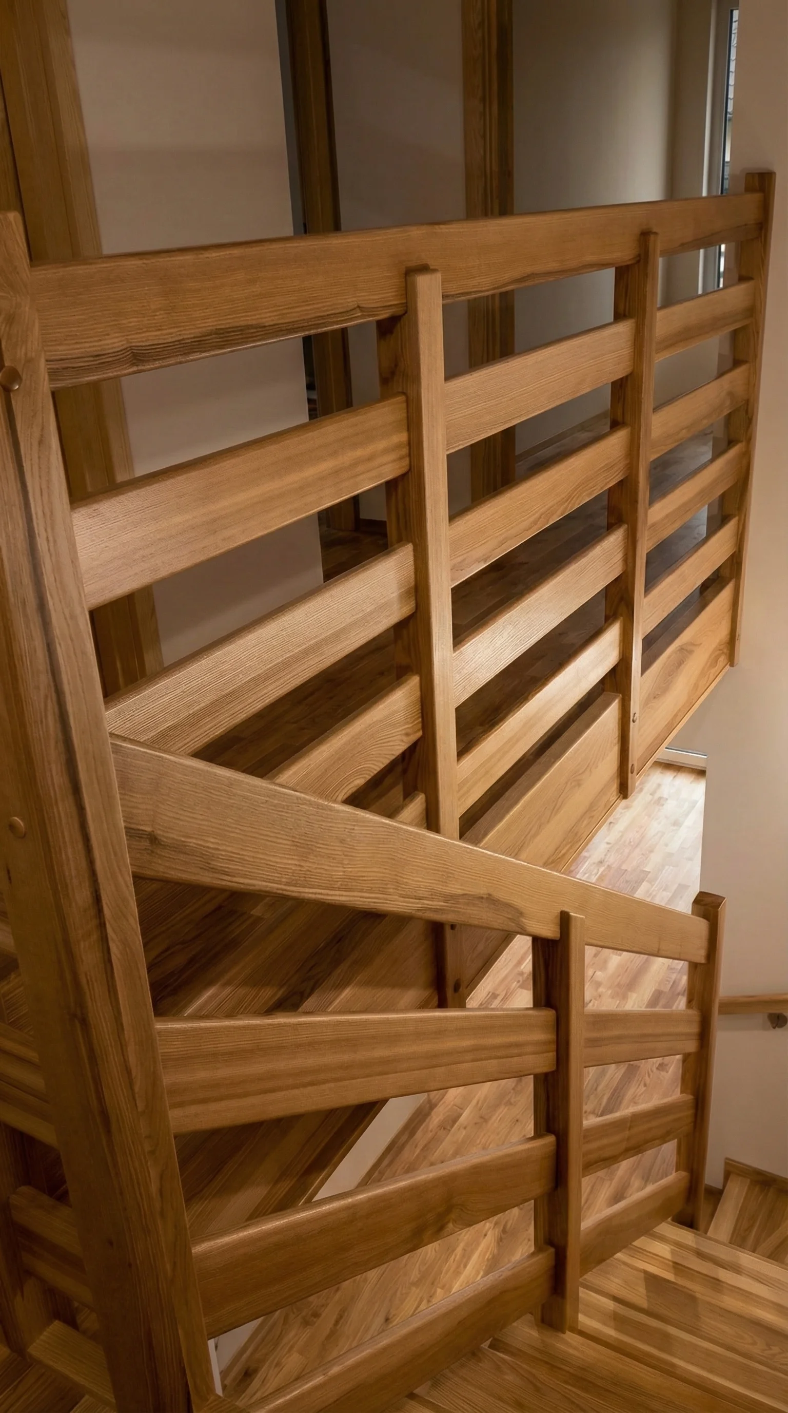 Wykończenie stopni przy ścianie, listwy maskujące