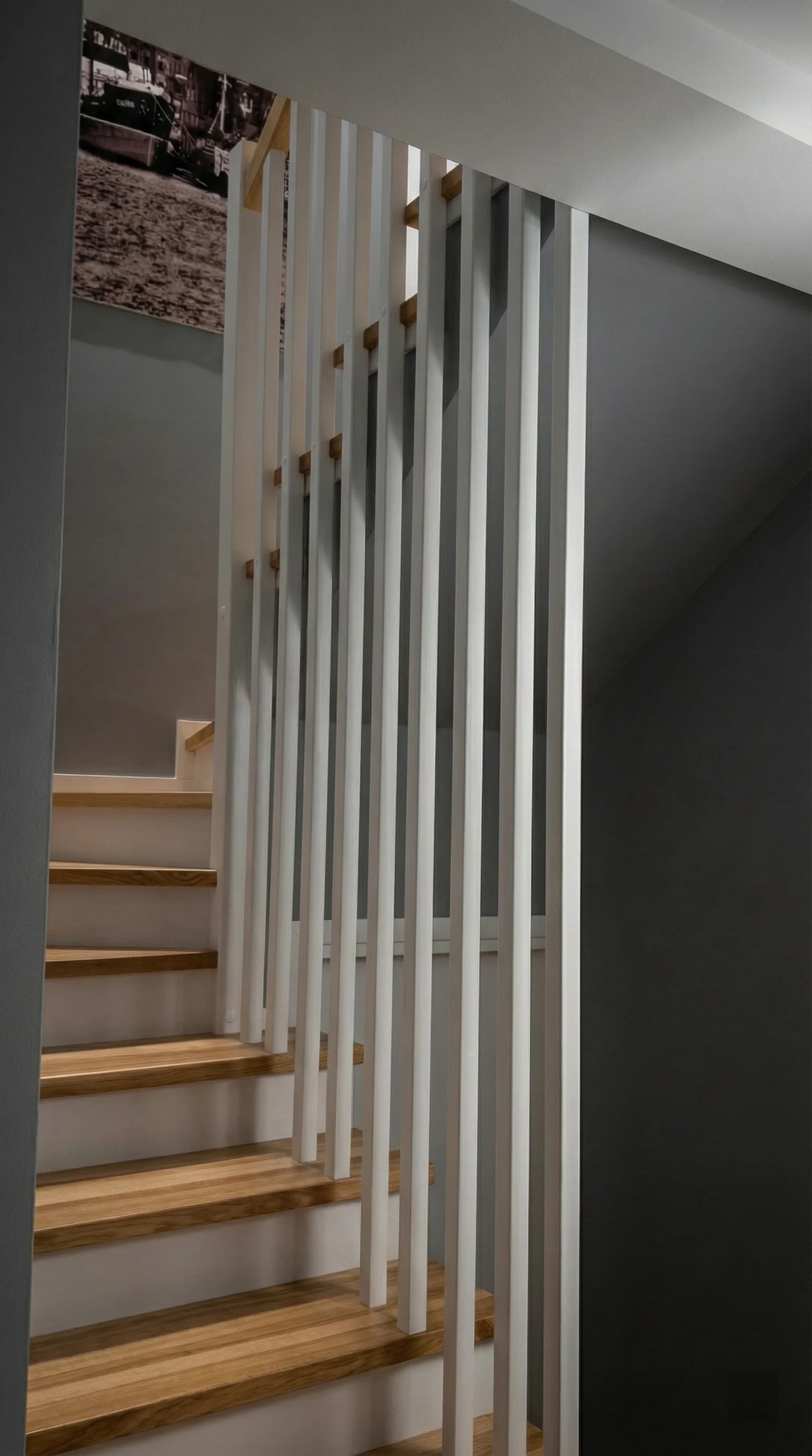 Widok schodów wewnątrz domu, połączenie drewna i bieli