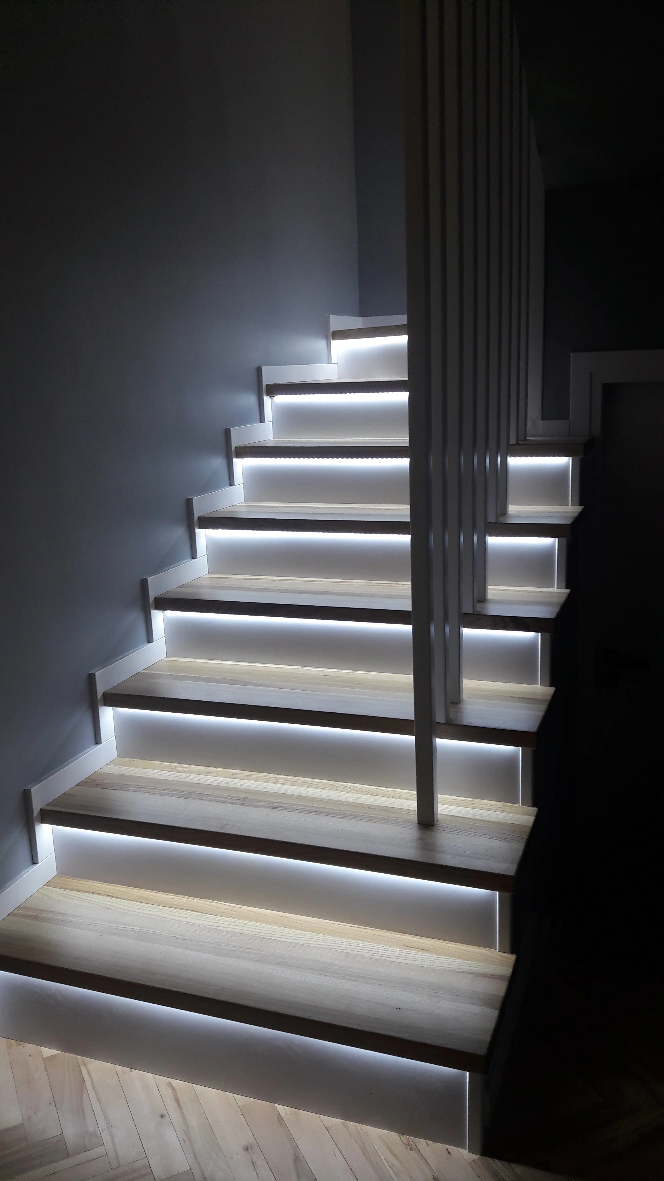 Widok boczny schodów, estetyczne wykończenie