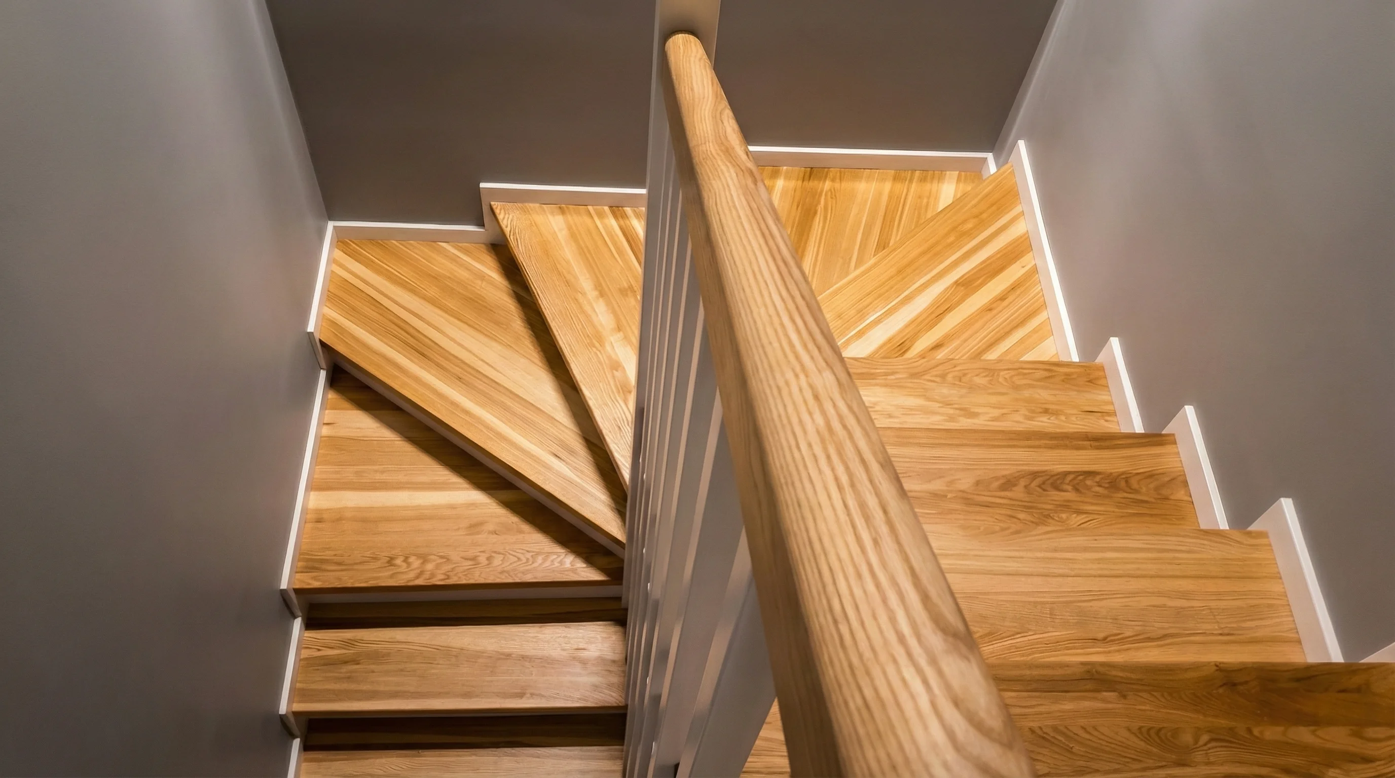 Widok schodów zabiegowych z góry, klatka schodowa