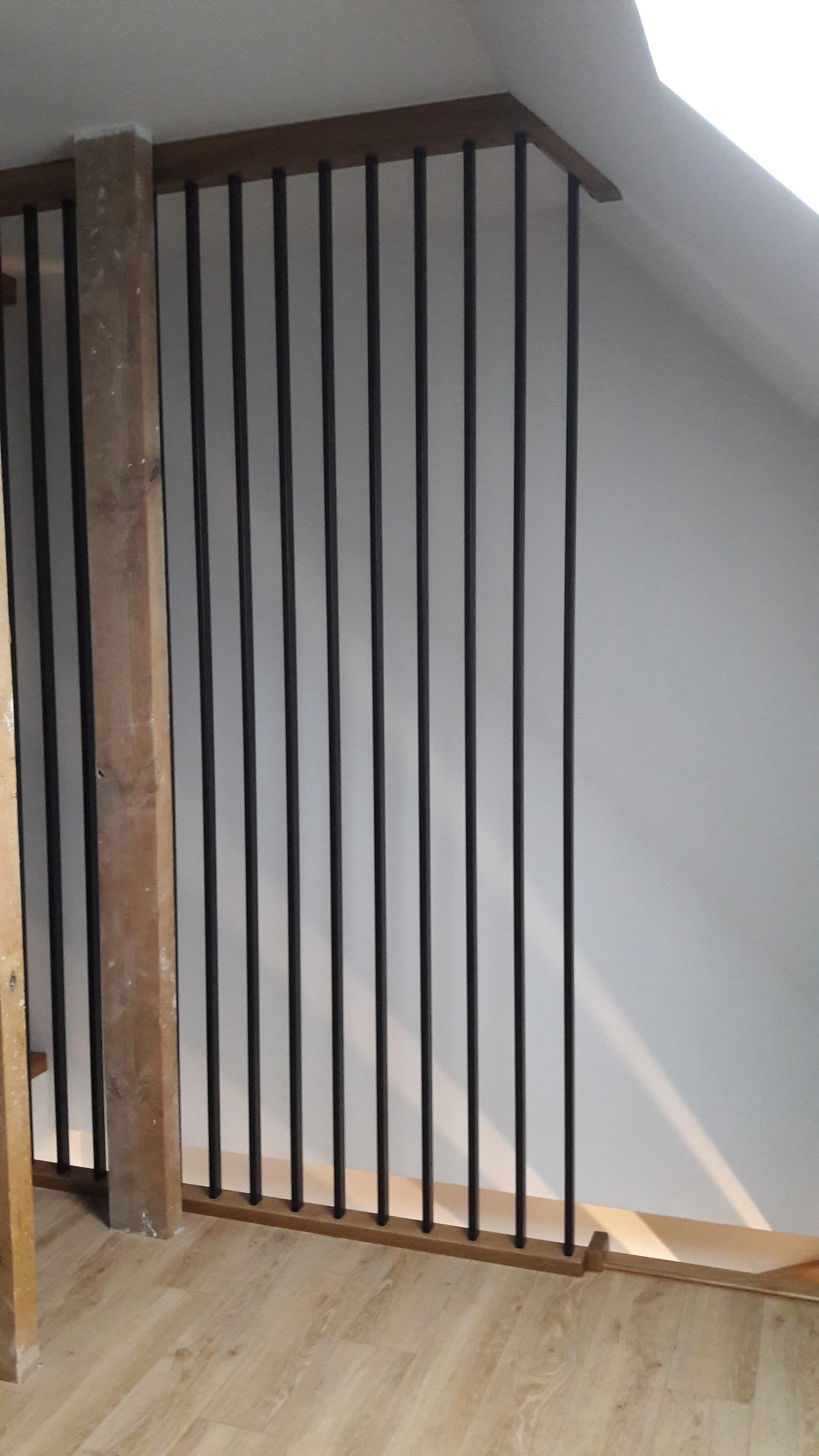 Widok schodów w układzie U, połączenie drewna i metalu