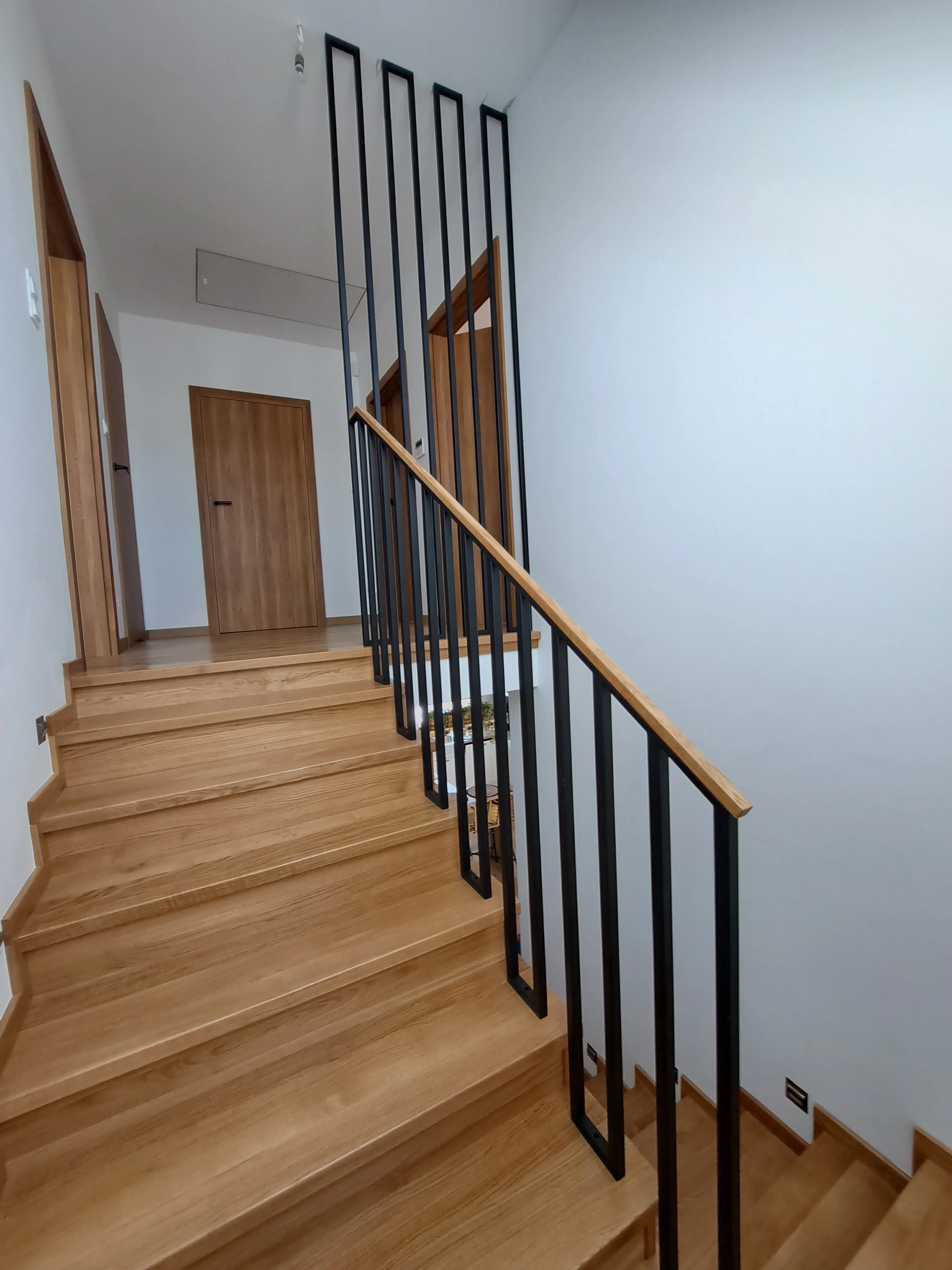 Kompletna realizacja schodów B-37 w nowoczesnym wnętrzu