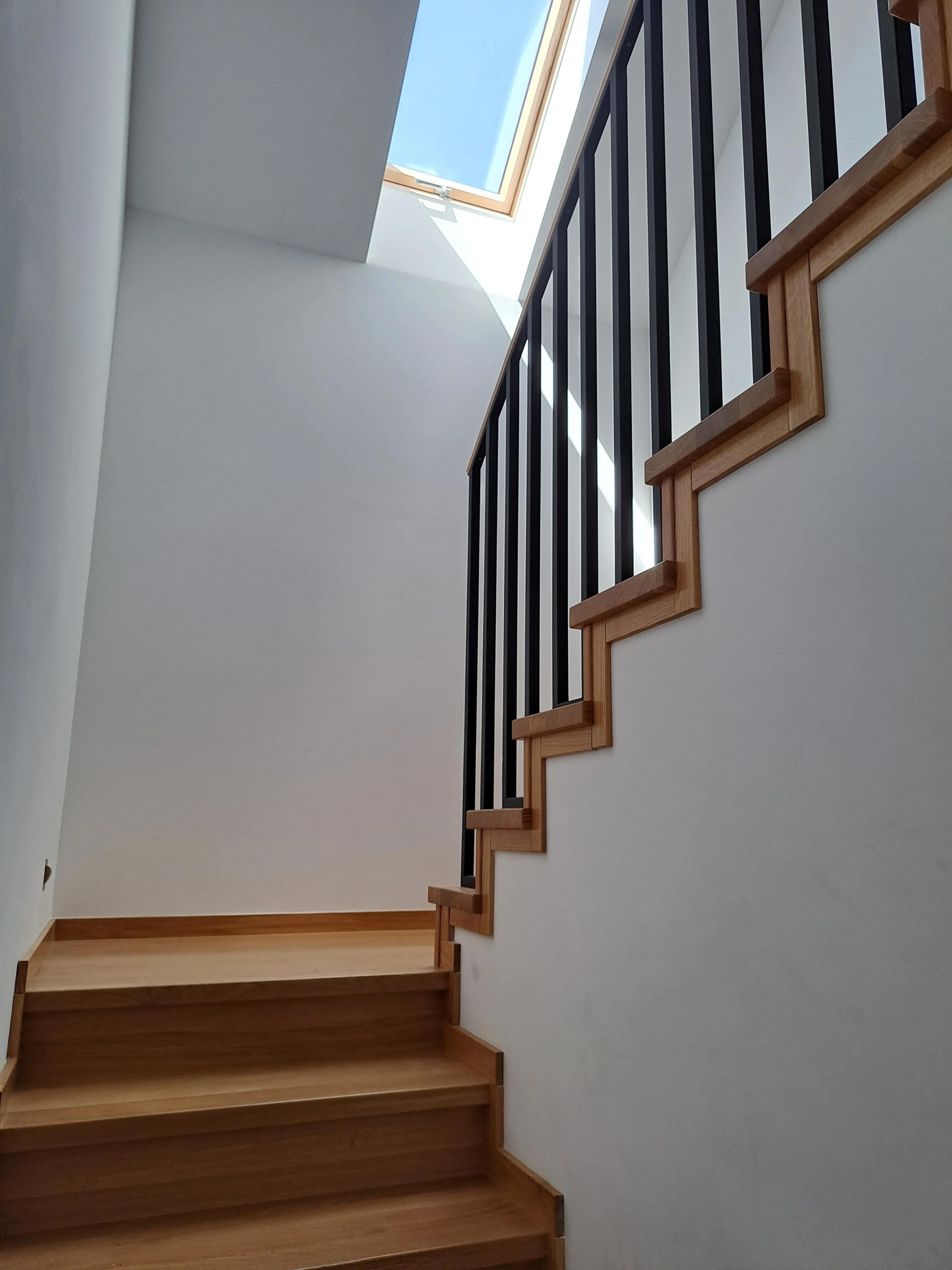 Widok schodów wewnątrz domu, połączenie drewna i metalu