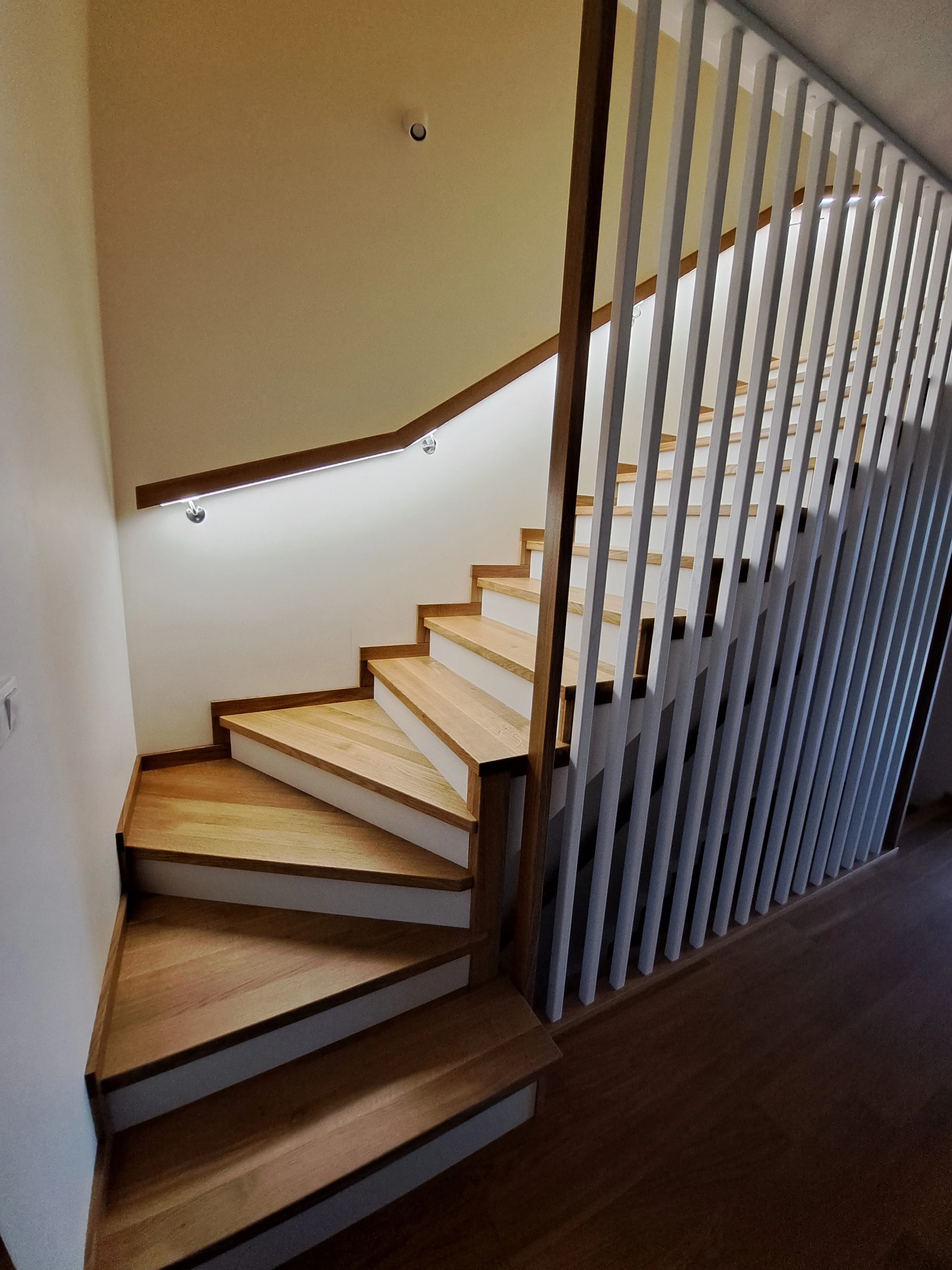 Detal drewnianej balustrady przy schodach dębowych