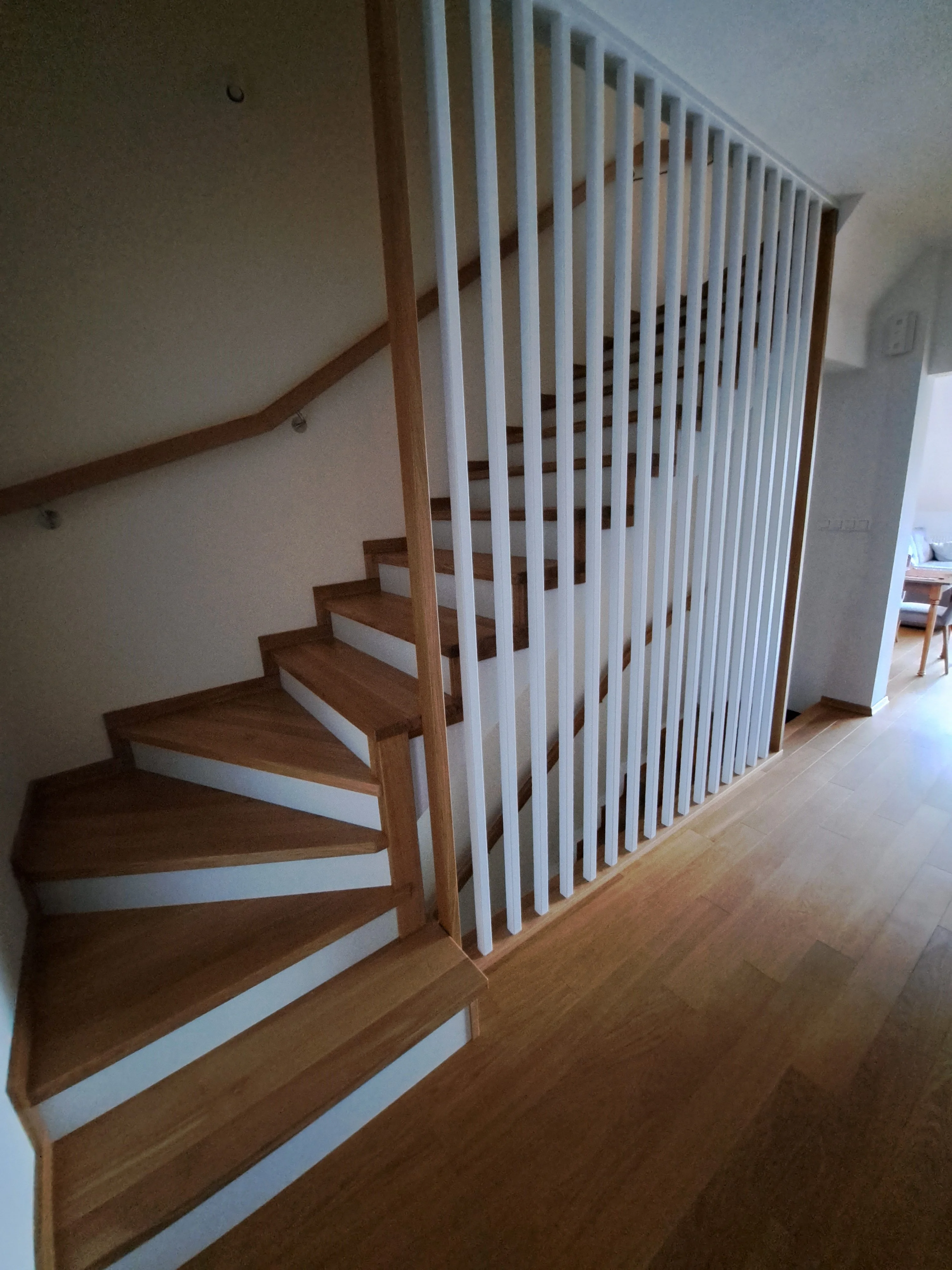 Schody dębowe zabiegowe U na beton Pruszcz Gdański, widok z dołu