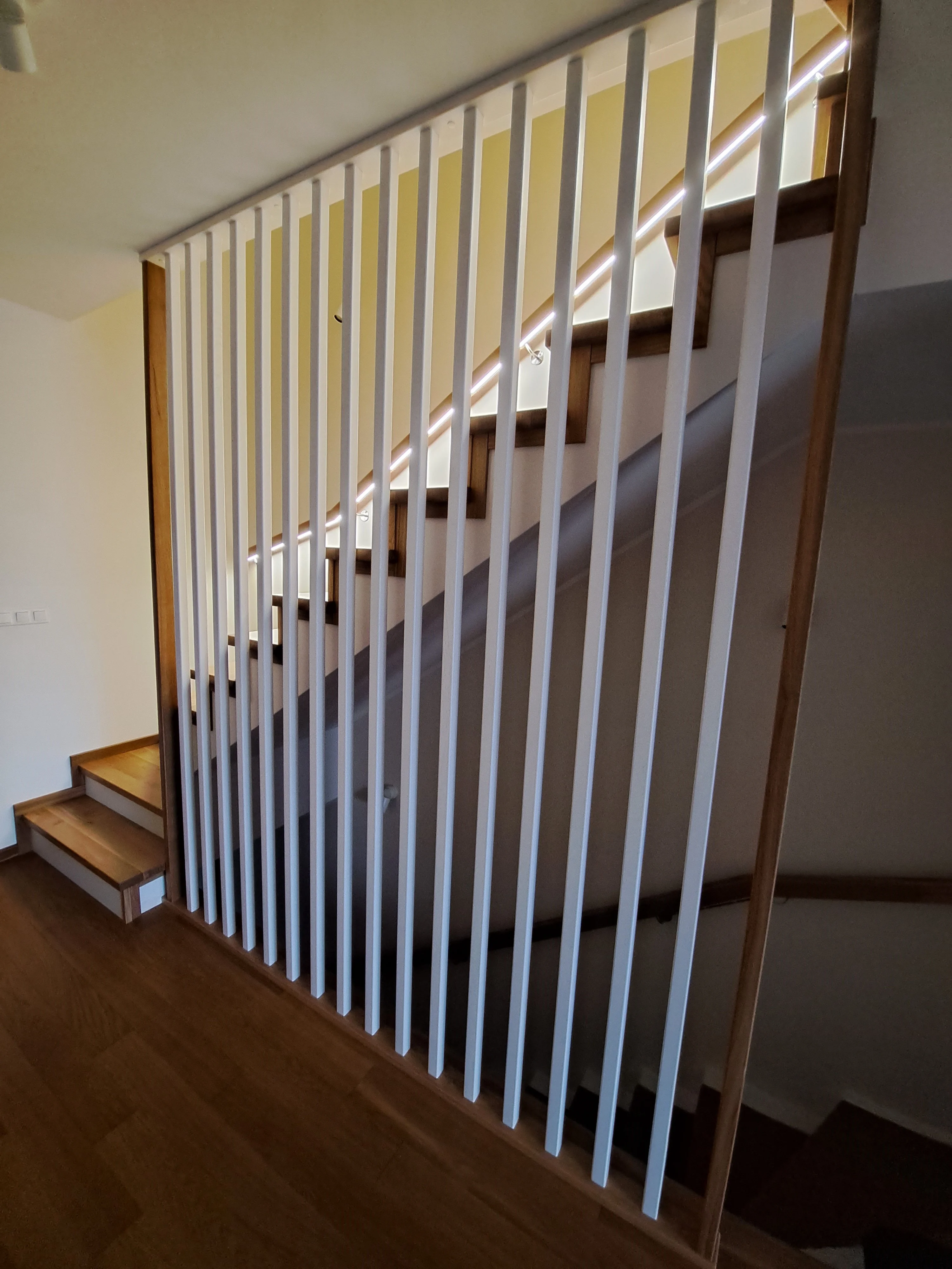 Widok boczny schodów wewnątrz domu