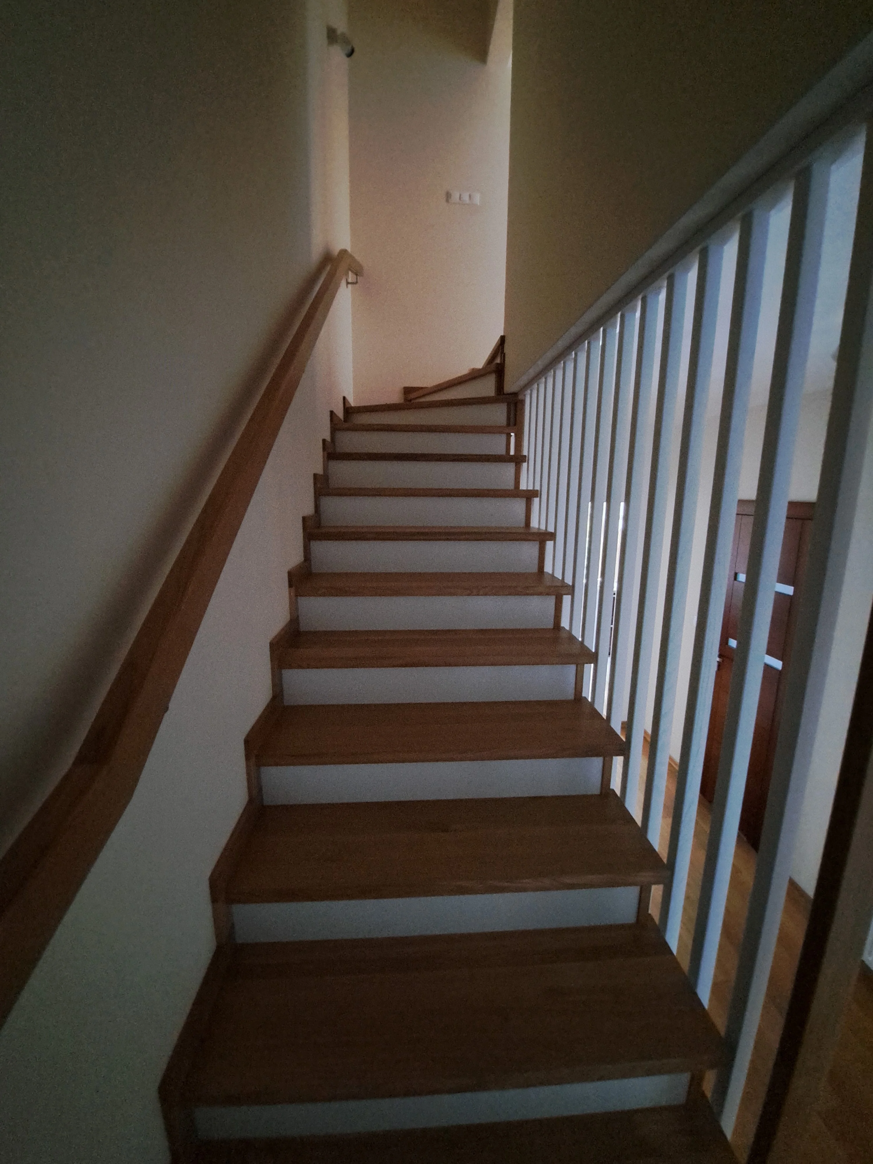 Stopnie dębowe naturalne z białymi podstopnicami, lakierowane