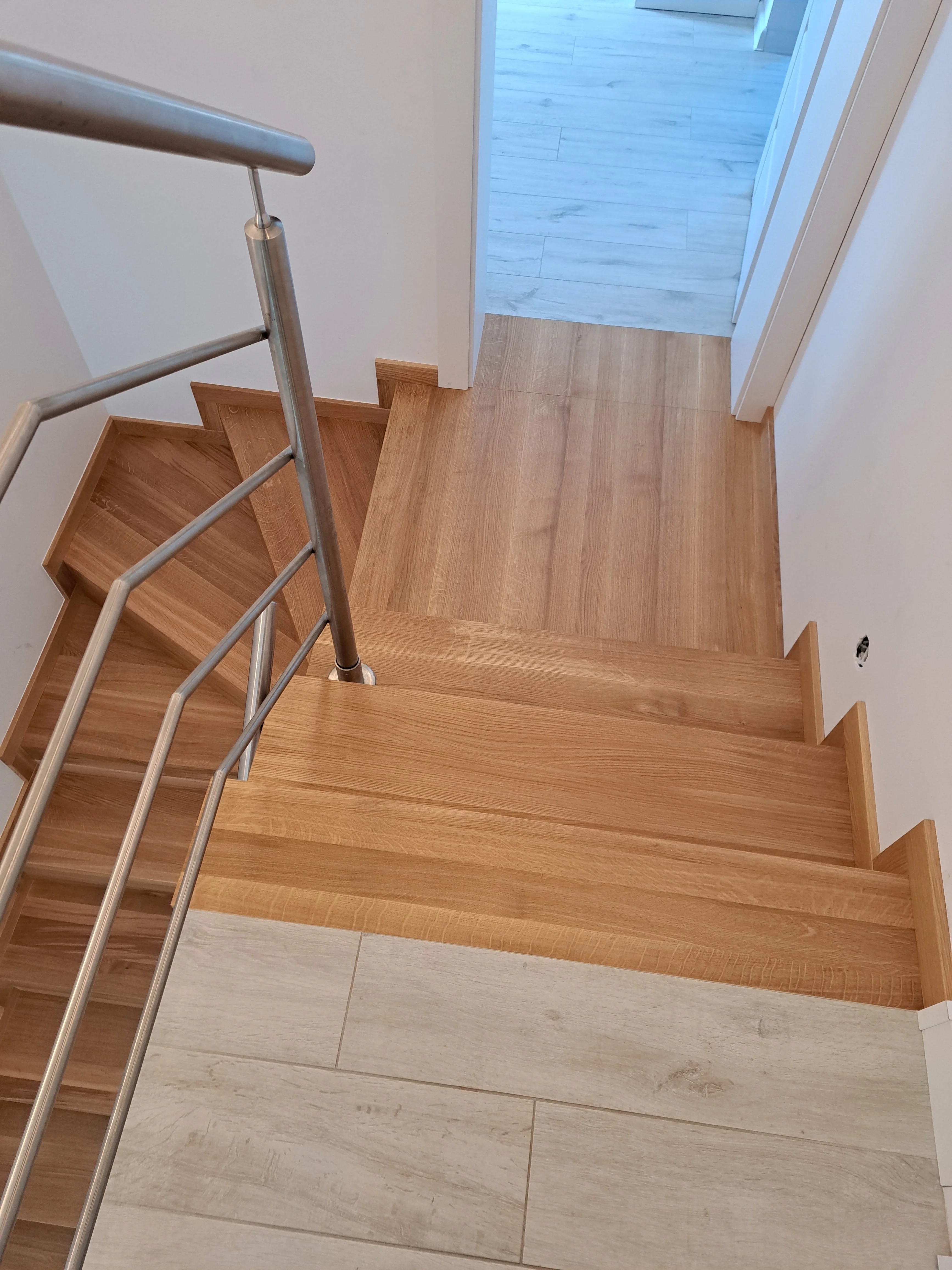 Widok boczny schodów wewnątrz domu