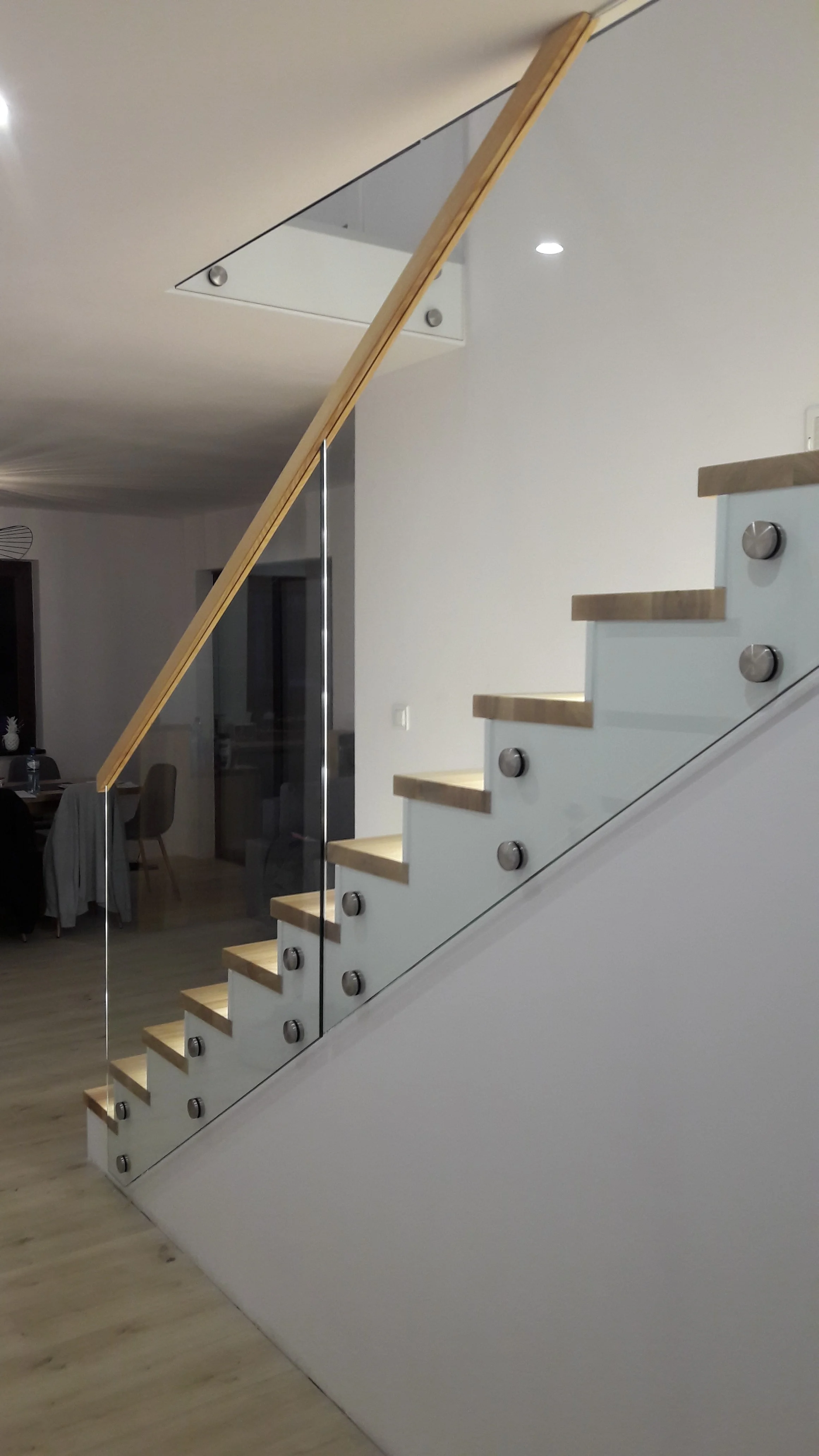 Detale wykończenia schodów jesionowych przy ścianie