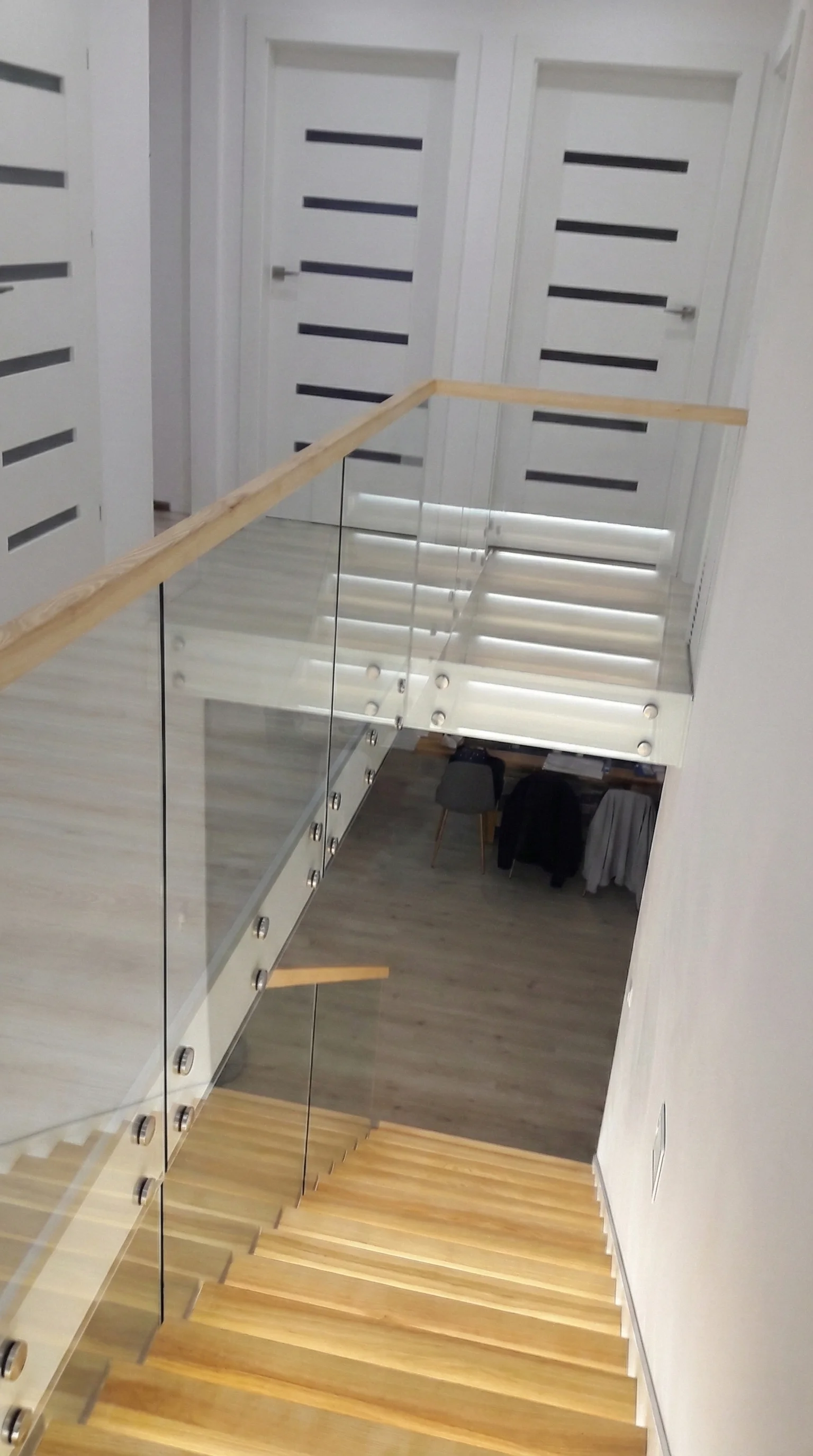 Stopnie z drewna jesionowego lakierowane, naturalny kolor