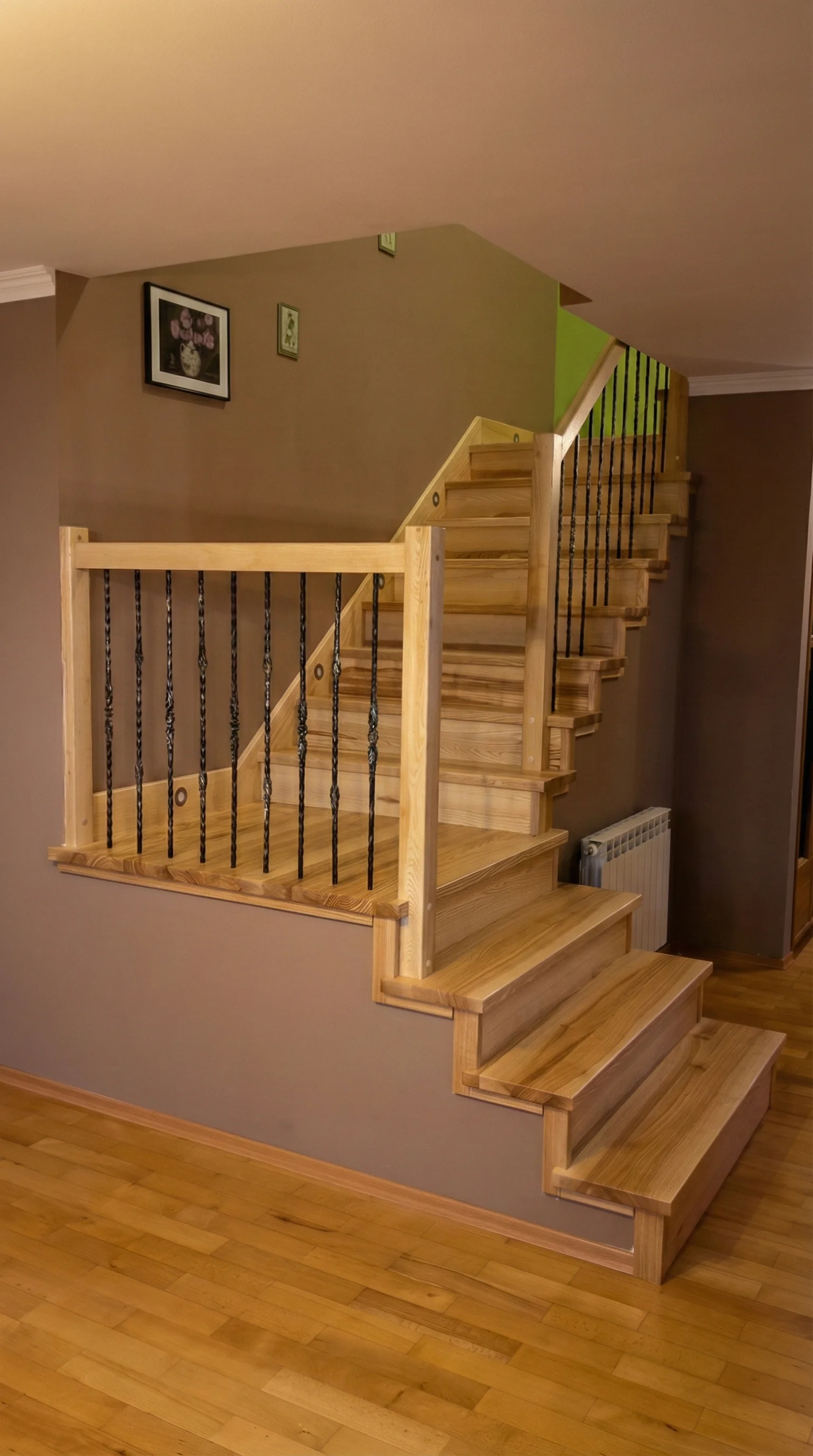 Schody jesionowe U z dwoma spocznikami na beton, widok z dołu