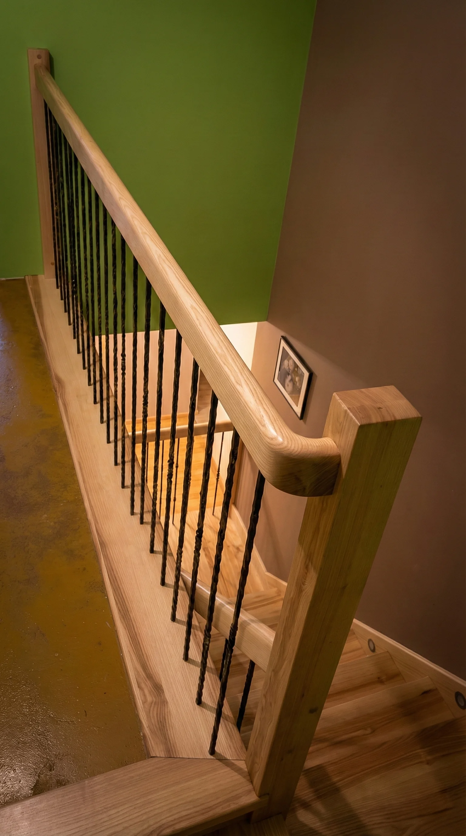 Schody na beton z podstopnicami, drewno jesion