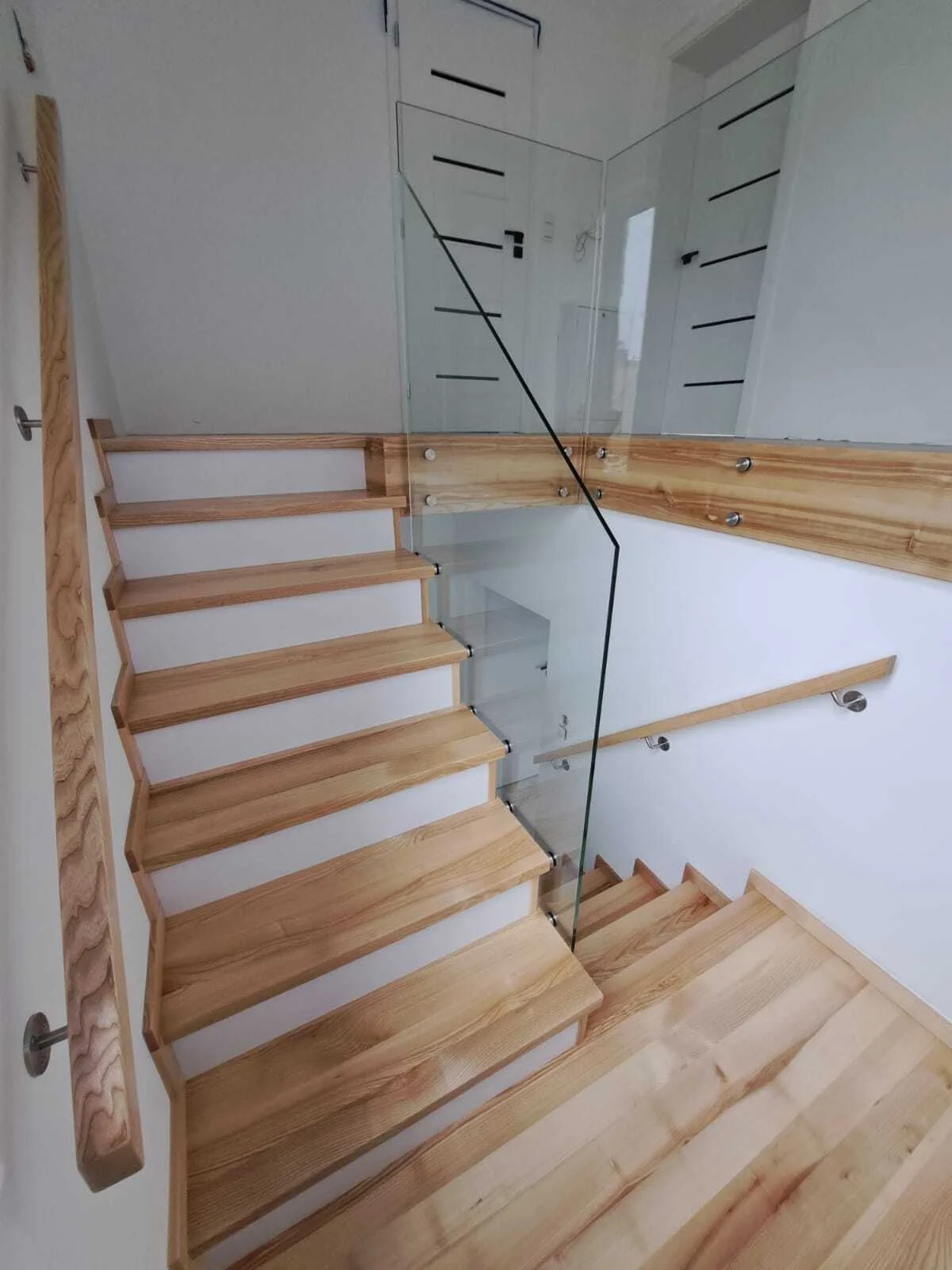 Schody jesionowe U z podestem na beton Tczew, widok z dołu