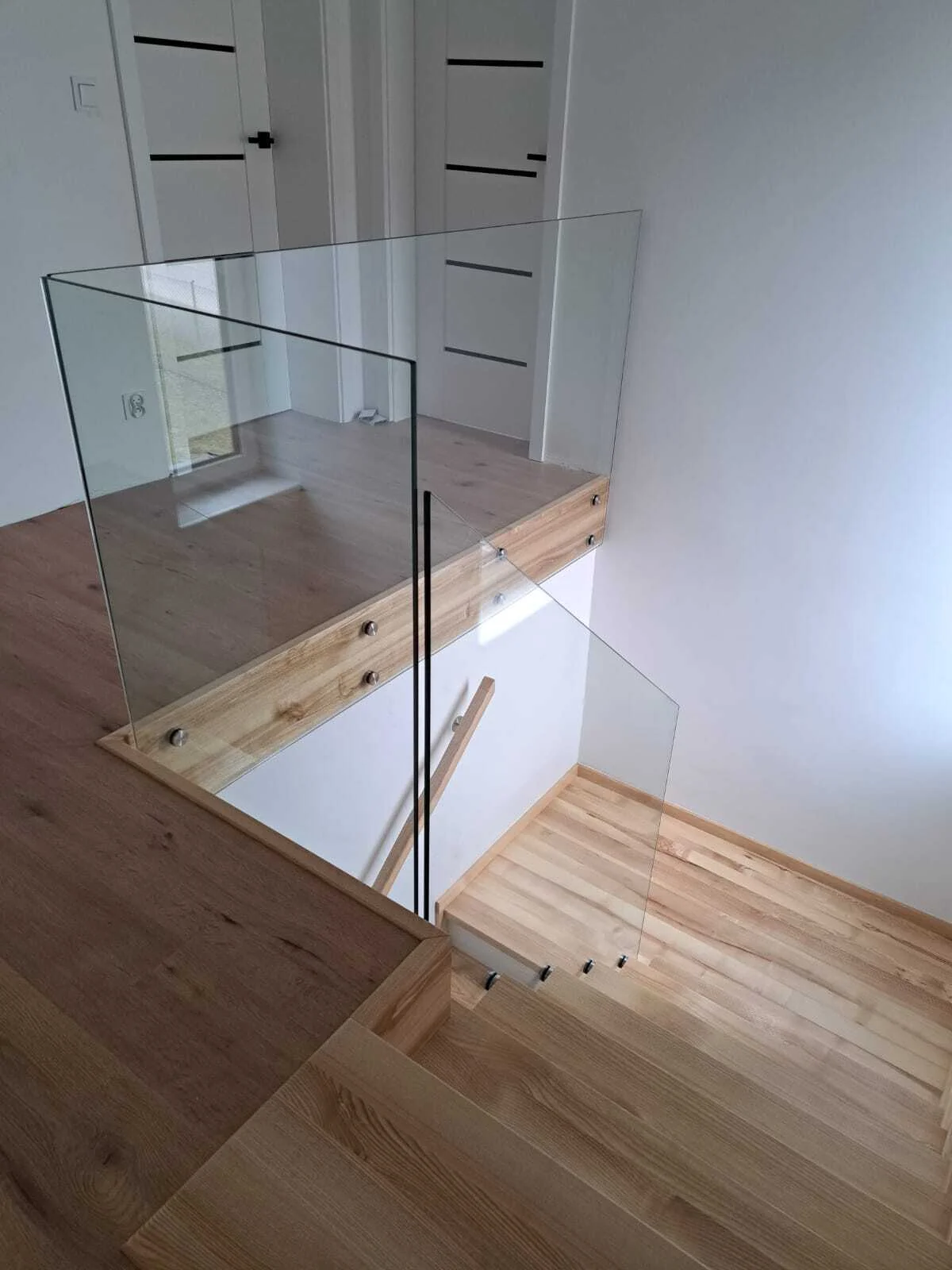 Widok na bieg schodowy i podest, realizacja Tczew