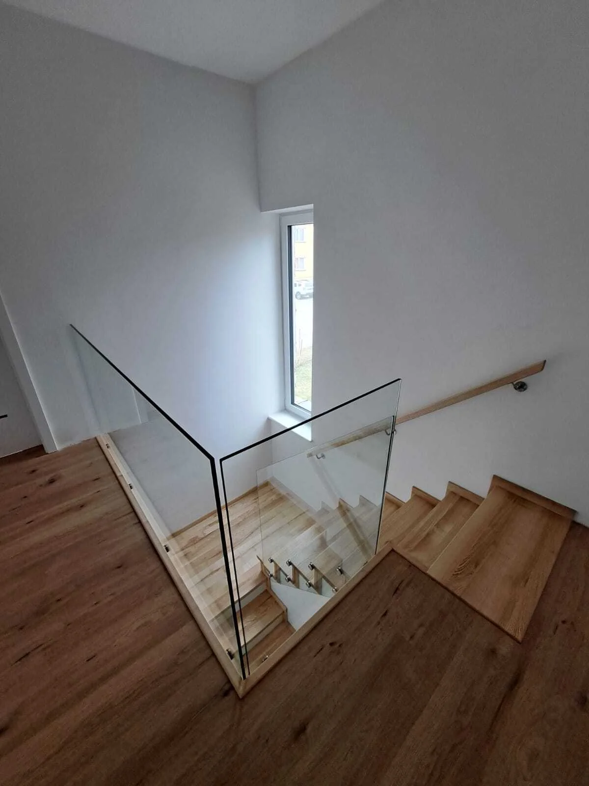 Stopnie jesionowe z białymi podstopnicami, kontrast kolorystyczny