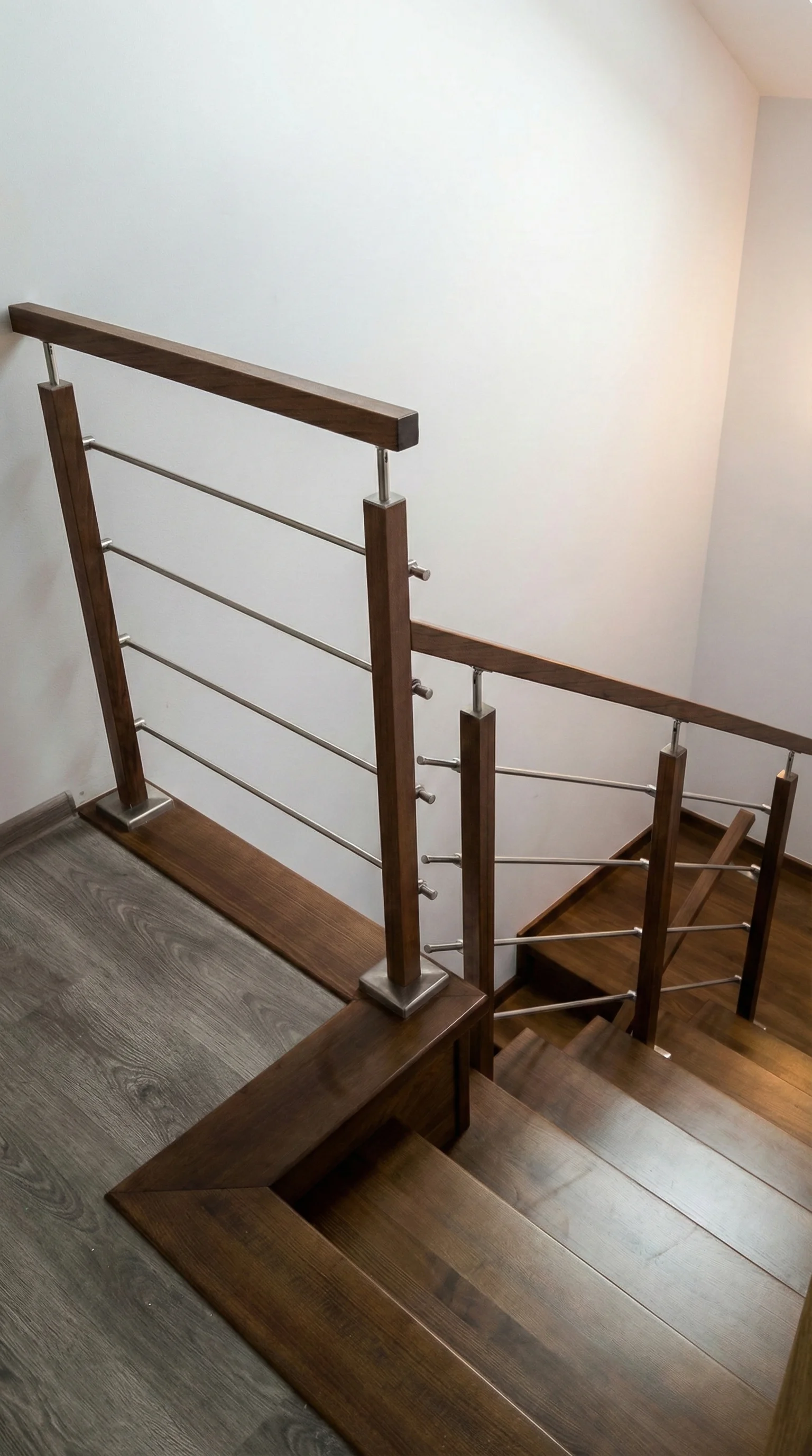 Widok na podest i bieg schodowy, eleganckie wnętrze