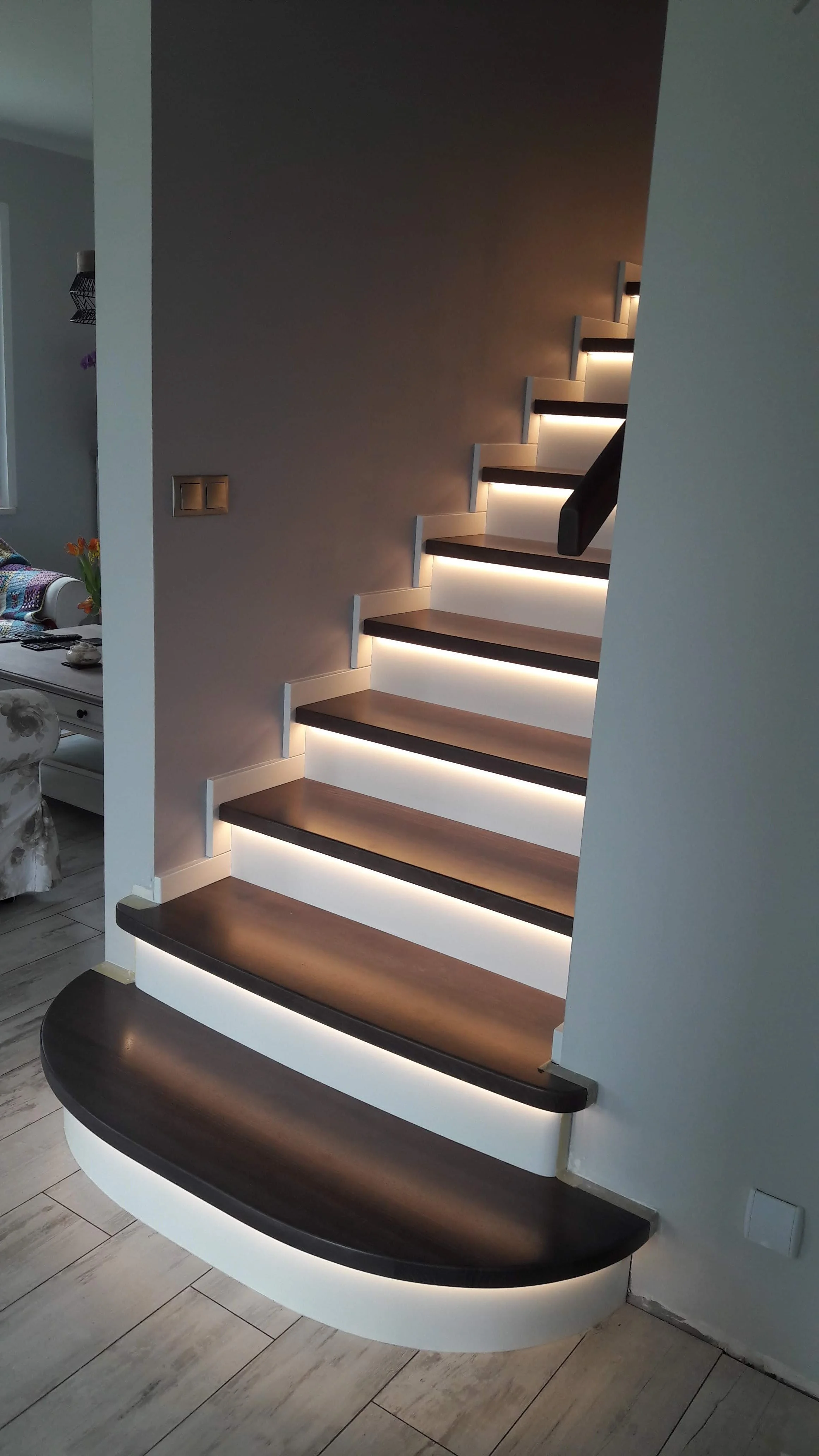 Stopnie dębowe kolor orzech z białymi podstopnicami MDF