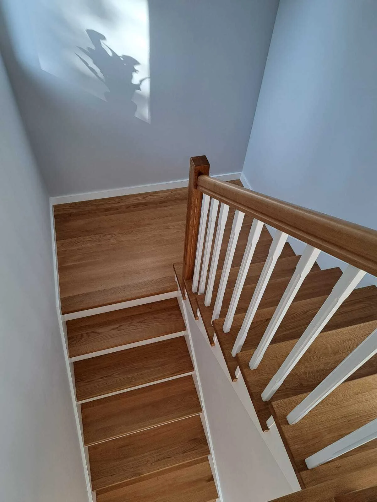 Detal frezowanej balustrady drewnianej w kolorze białym