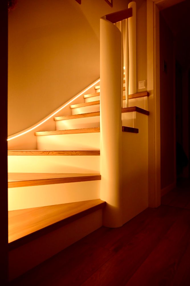 Nowoczesne schody dywanowe dębowe z podświetleniem LED - realizacja Estica